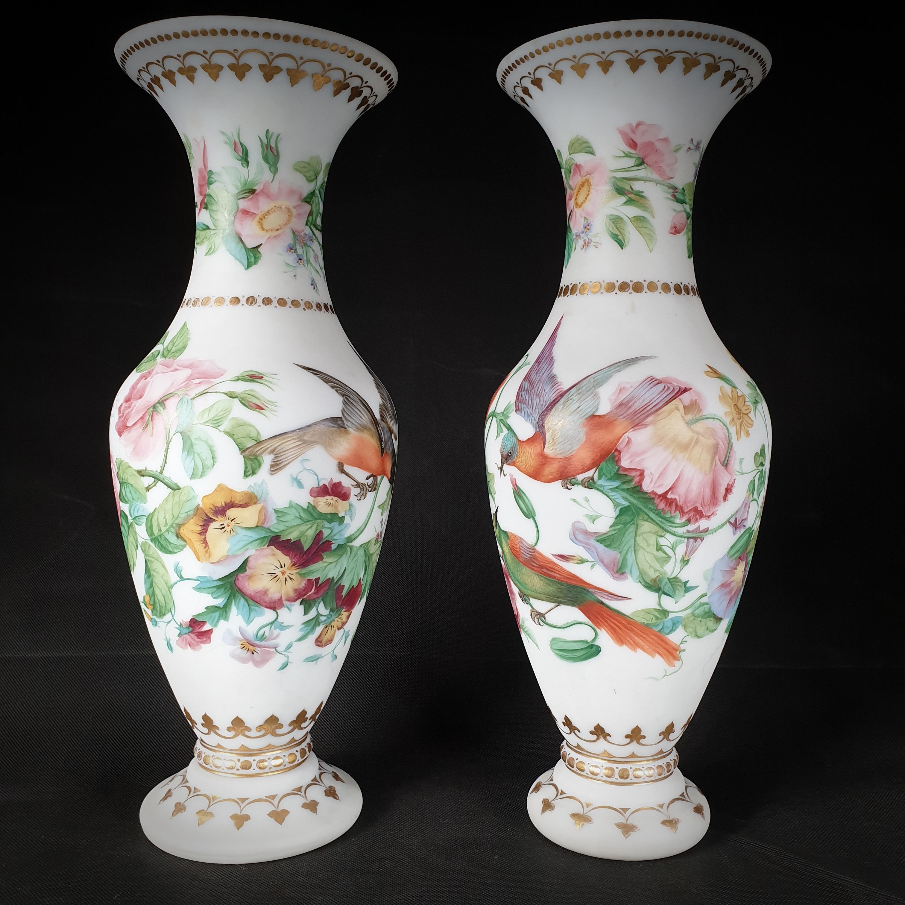 Moulage Paire de vases en verre opaque peint à la main avec des oiseaux et des fleurs Fin du 19e siècle en vente
