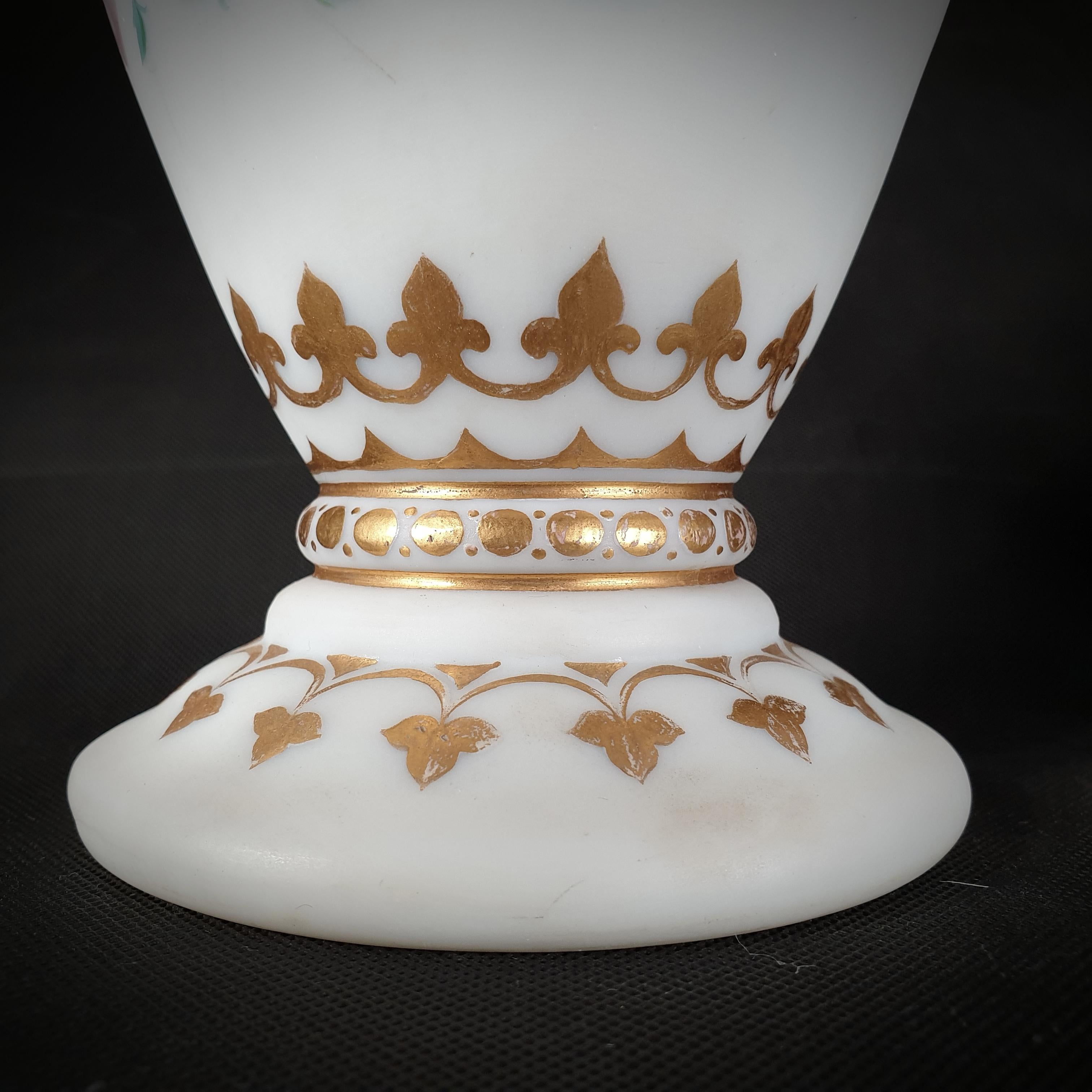 Verre brun Paire de vases en verre opaque peint à la main avec des oiseaux et des fleurs Fin du 19e siècle en vente