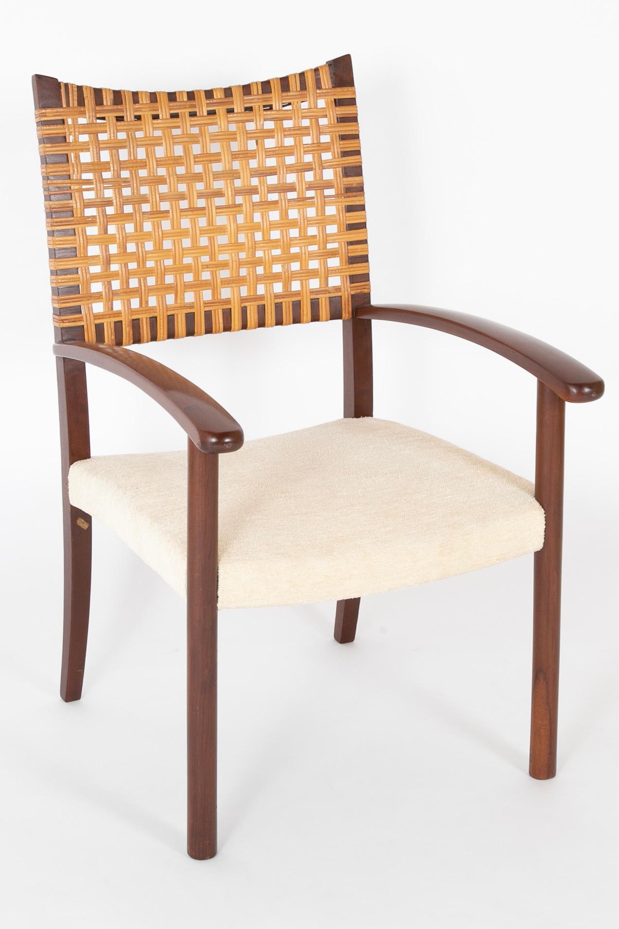 Mid-Century Modern Paire de chaises à accoudoirs ouvertes avec dossier canné par Adolfo Foltas en vente