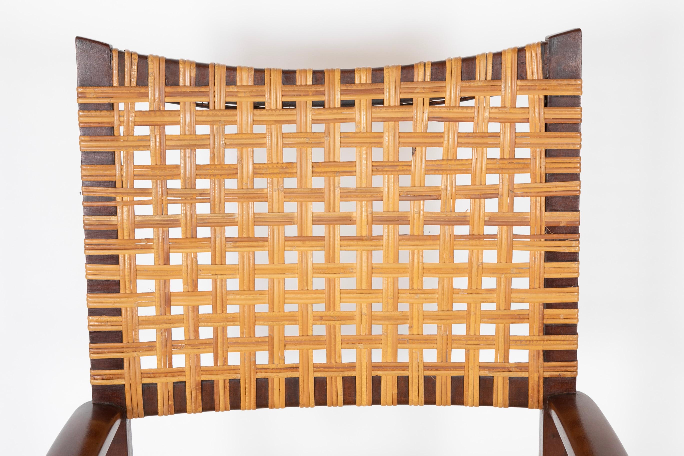 20ième siècle Paire de chaises à accoudoirs ouvertes avec dossier canné par Adolfo Foltas en vente
