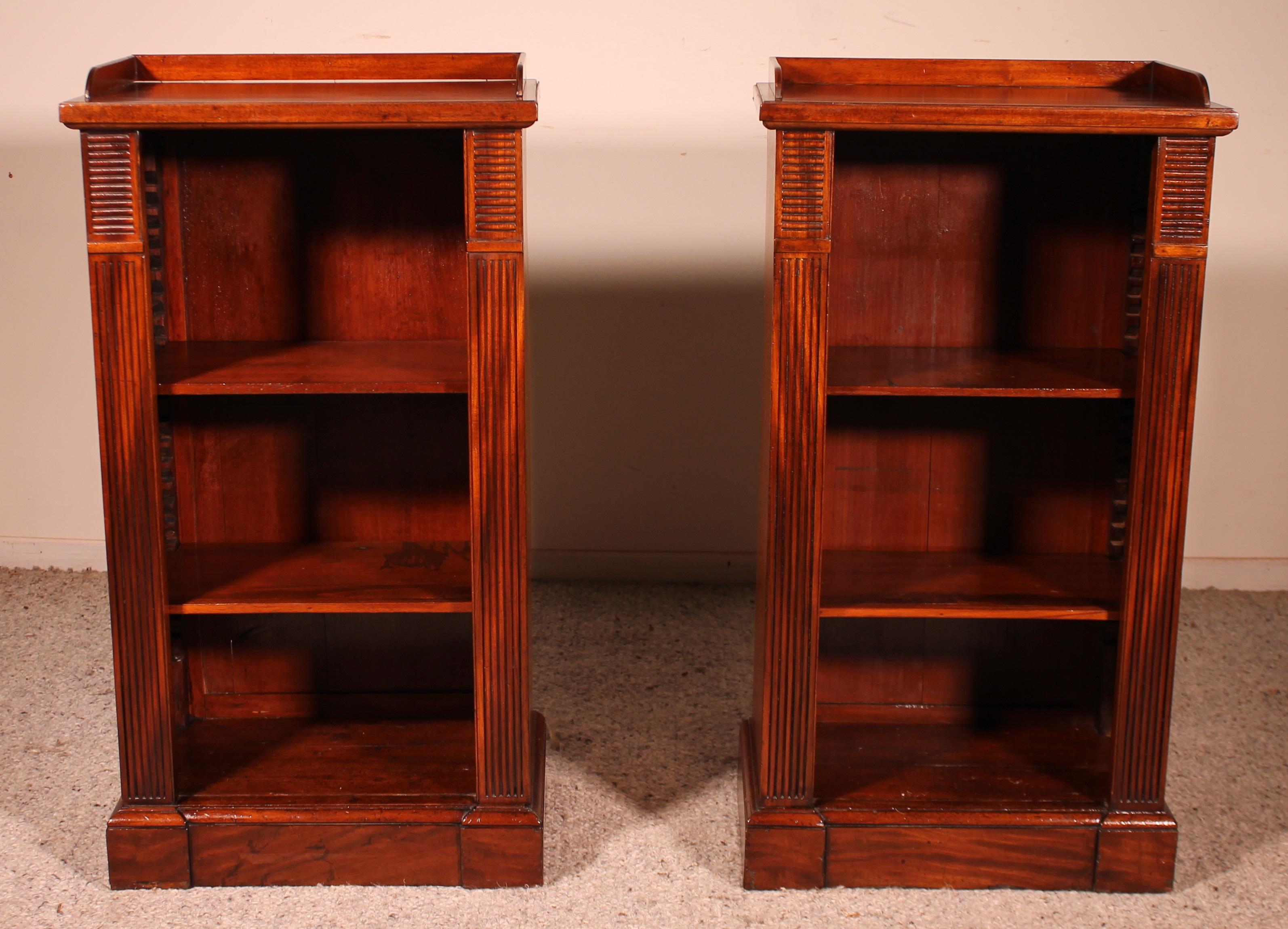 Elegant pair of small 19th century English open bookcases in mahogany
very good quality pair of period and William IV style from the early 19th century
It is unusual to find a pair of bookcases in these dimensions. Small model

The bookcases are