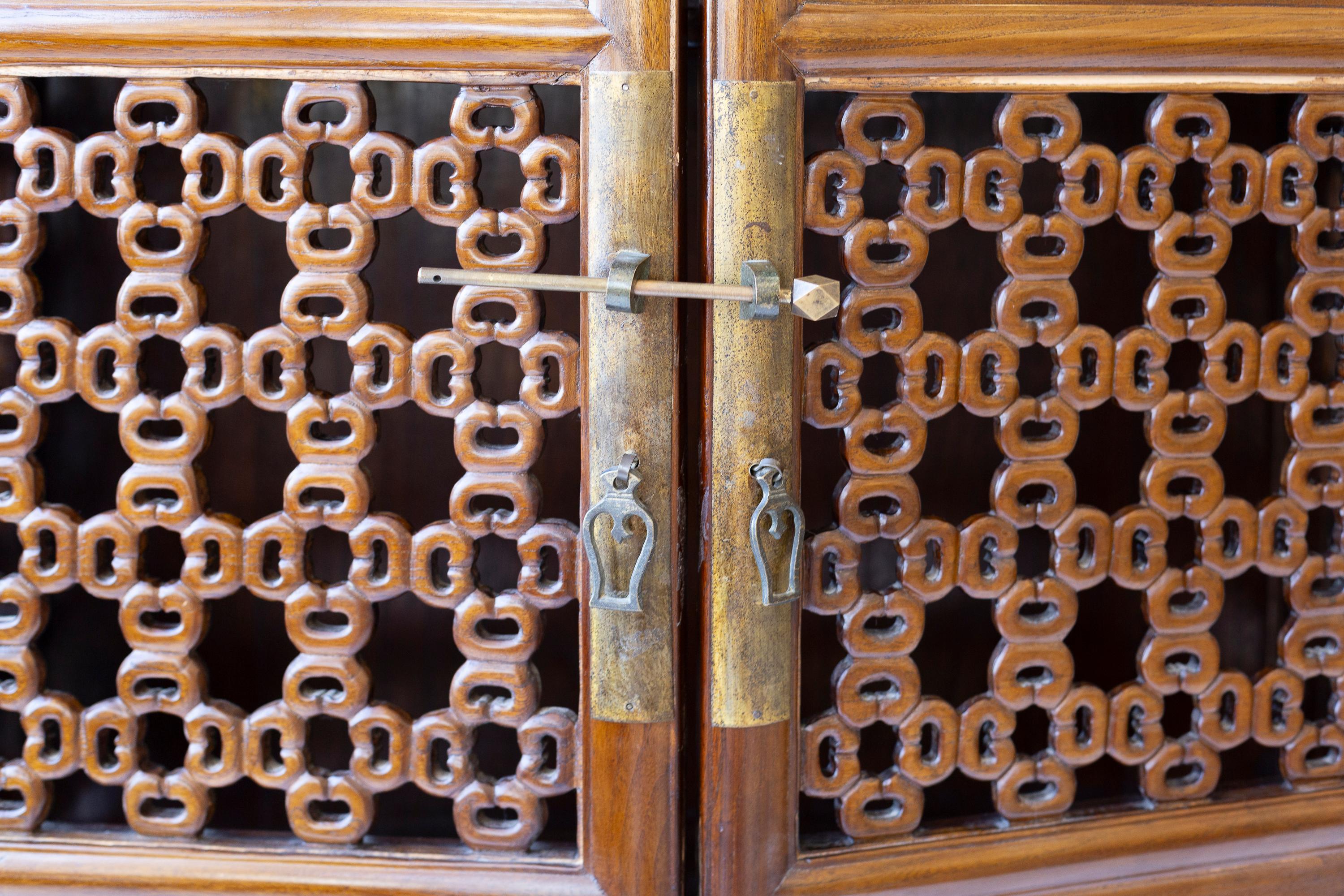 Paar durchbrochene chinesische konische Schränke mit zwei Türen im Angebot 4