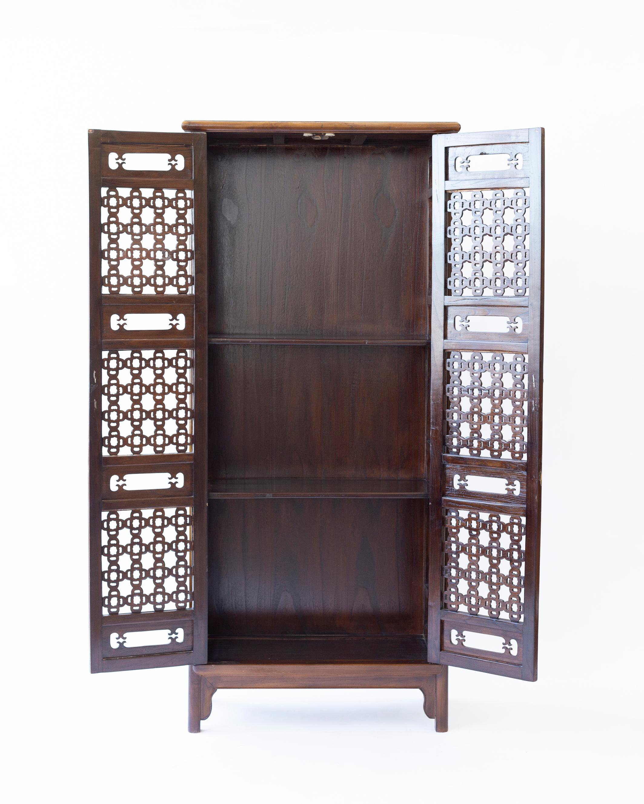 Paar durchbrochene chinesische konische Schränke mit zwei Türen im Angebot 5