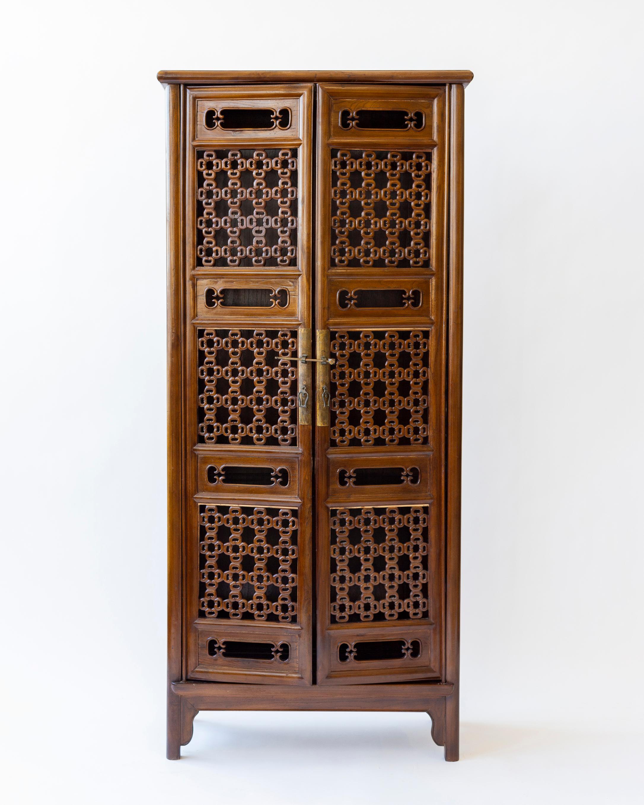 Paar durchbrochene chinesische konische Schränke mit zwei Türen im Angebot 6