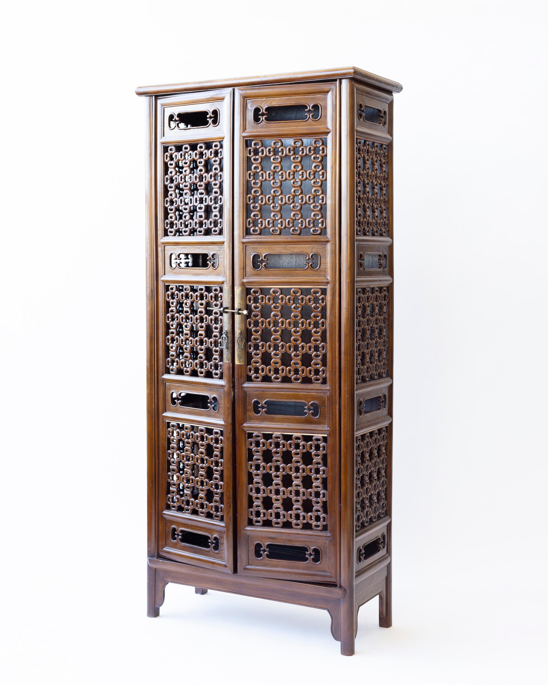 Paar durchbrochene chinesische konische Schränke mit zwei Türen im Angebot 7