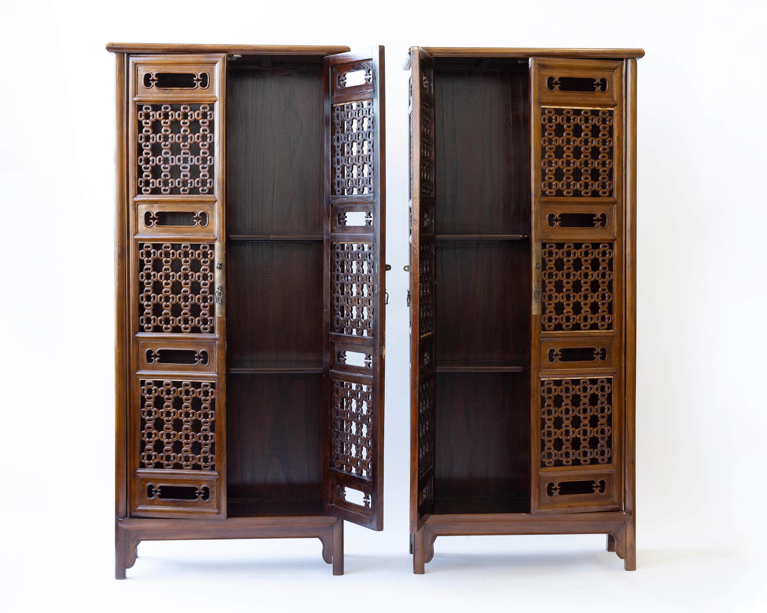 Paar durchbrochene chinesische konische Schränke mit zwei Türen im Angebot 8