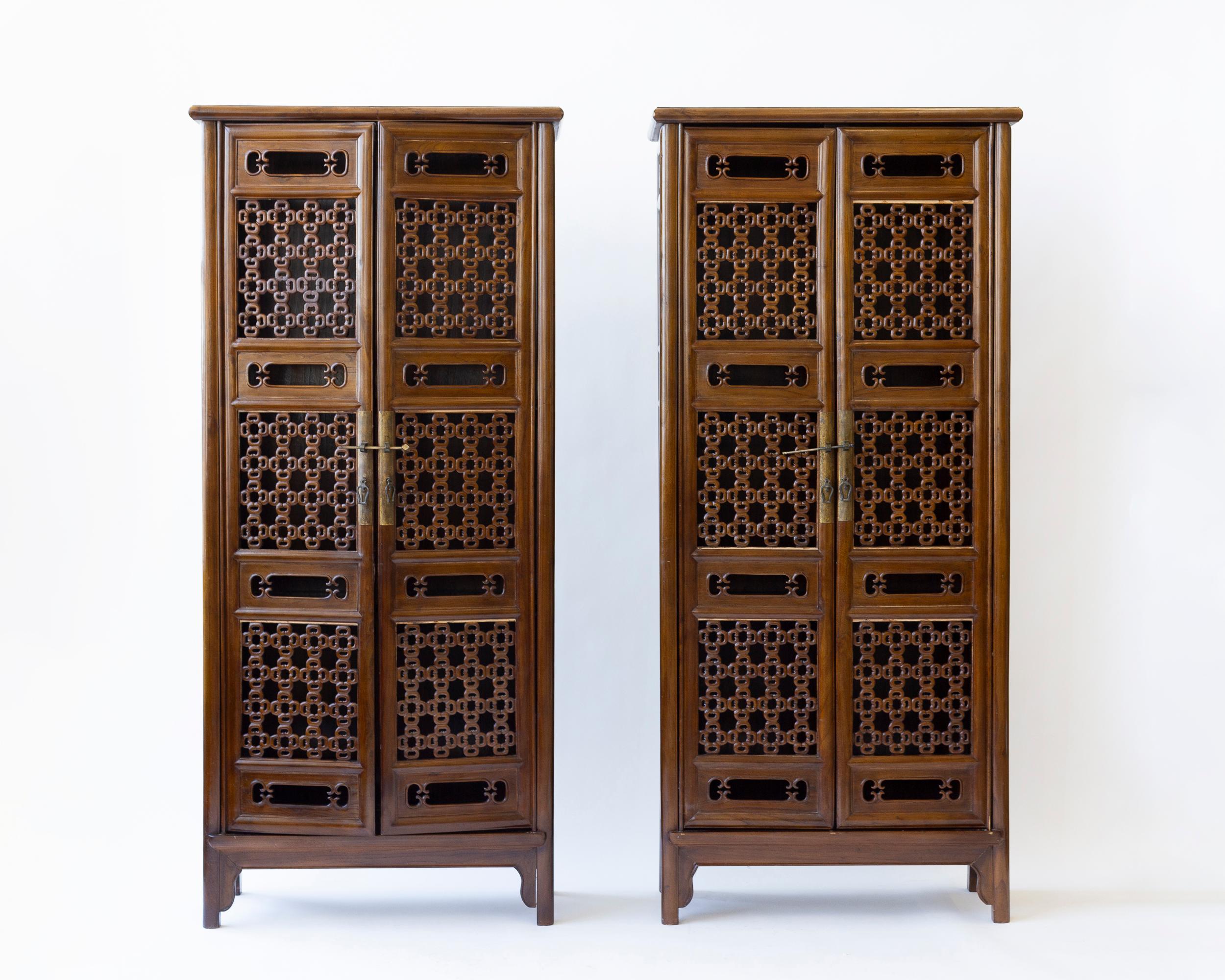 Paar durchbrochene chinesische konische Schränke mit zwei Türen im Angebot 9