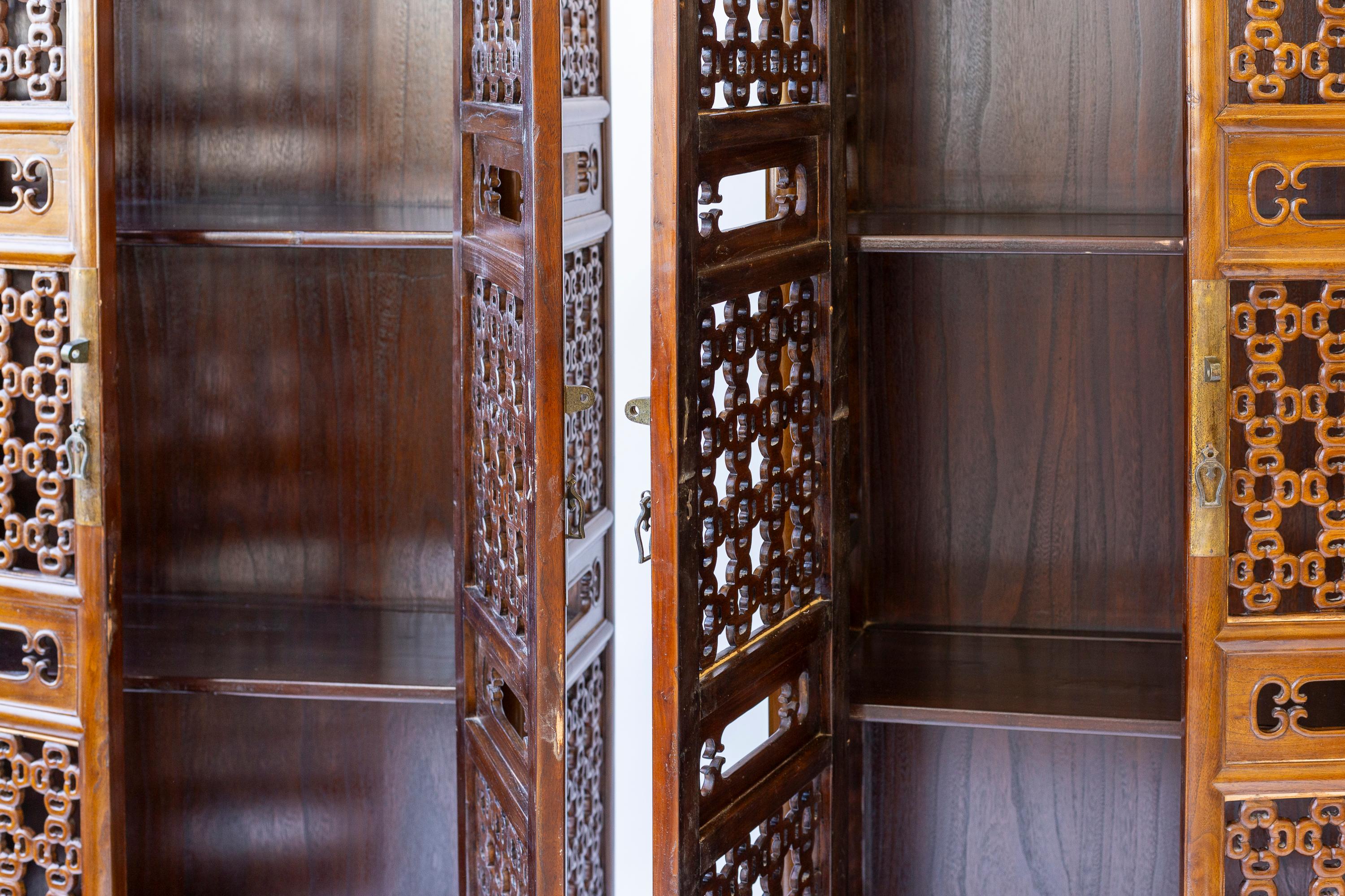 Paar durchbrochene chinesische konische Schränke mit zwei Türen (Chinesisch) im Angebot