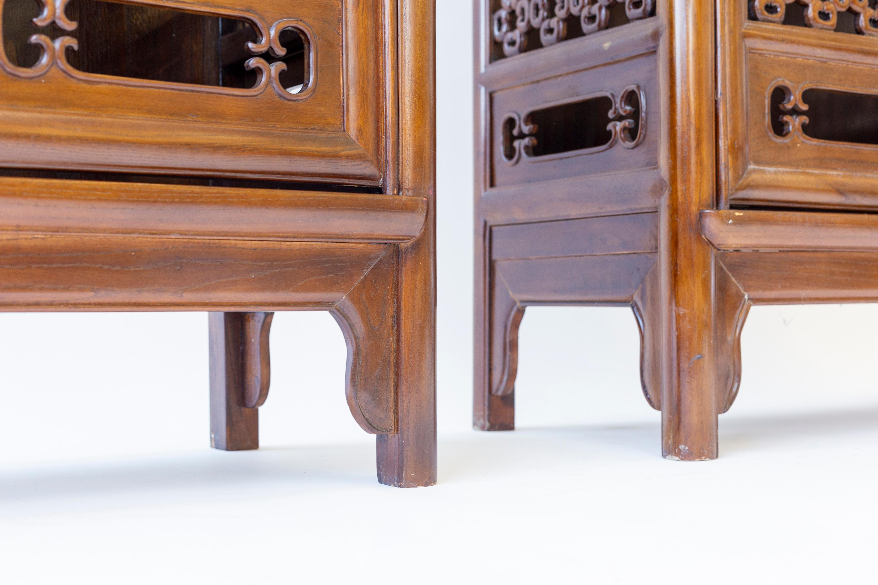 Paar durchbrochene chinesische konische Schränke mit zwei Türen im Zustand „Gut“ im Angebot in New York, NY