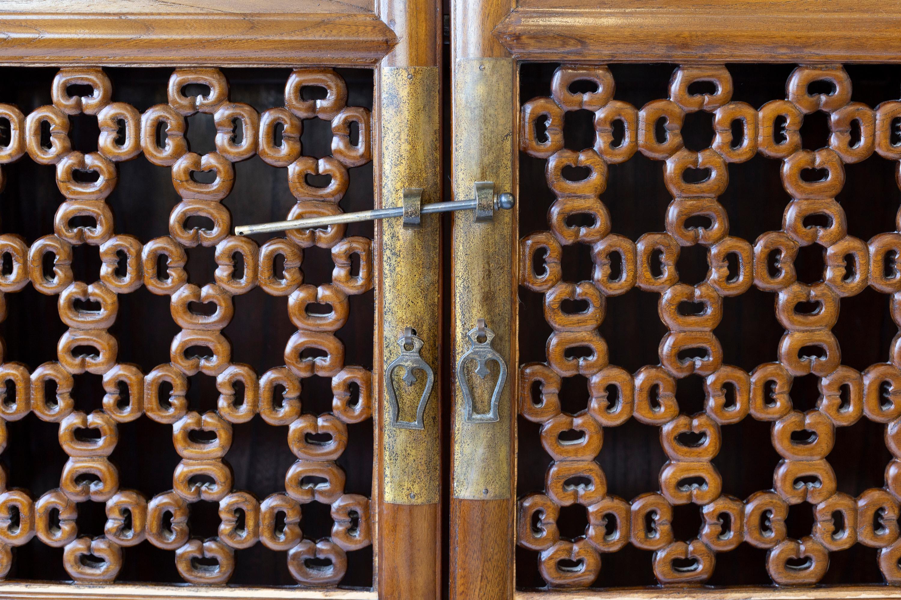 Paar durchbrochene chinesische konische Schränke mit zwei Türen (20. Jahrhundert) im Angebot