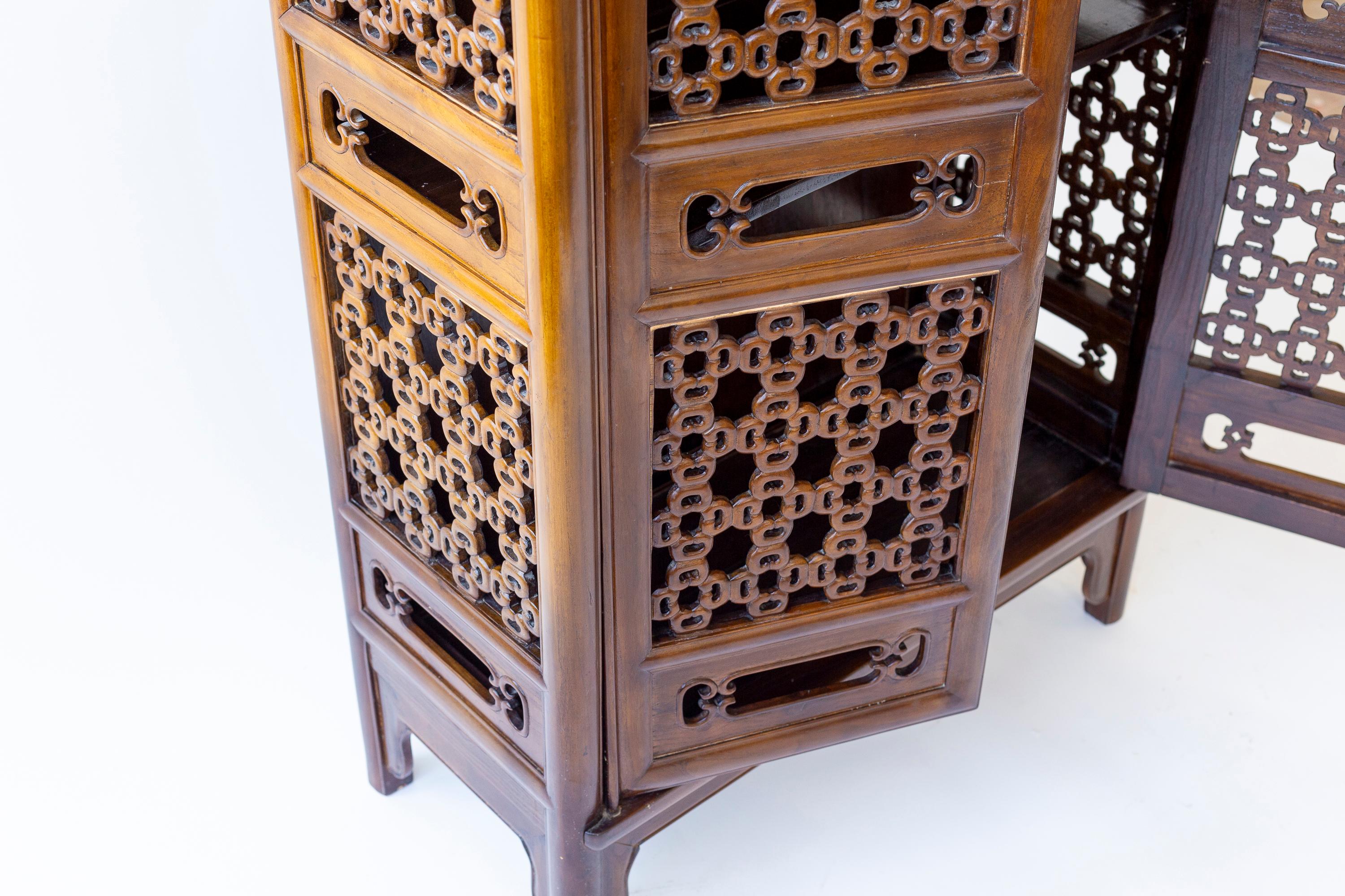 Paar durchbrochene chinesische konische Schränke mit zwei Türen (Metall) im Angebot