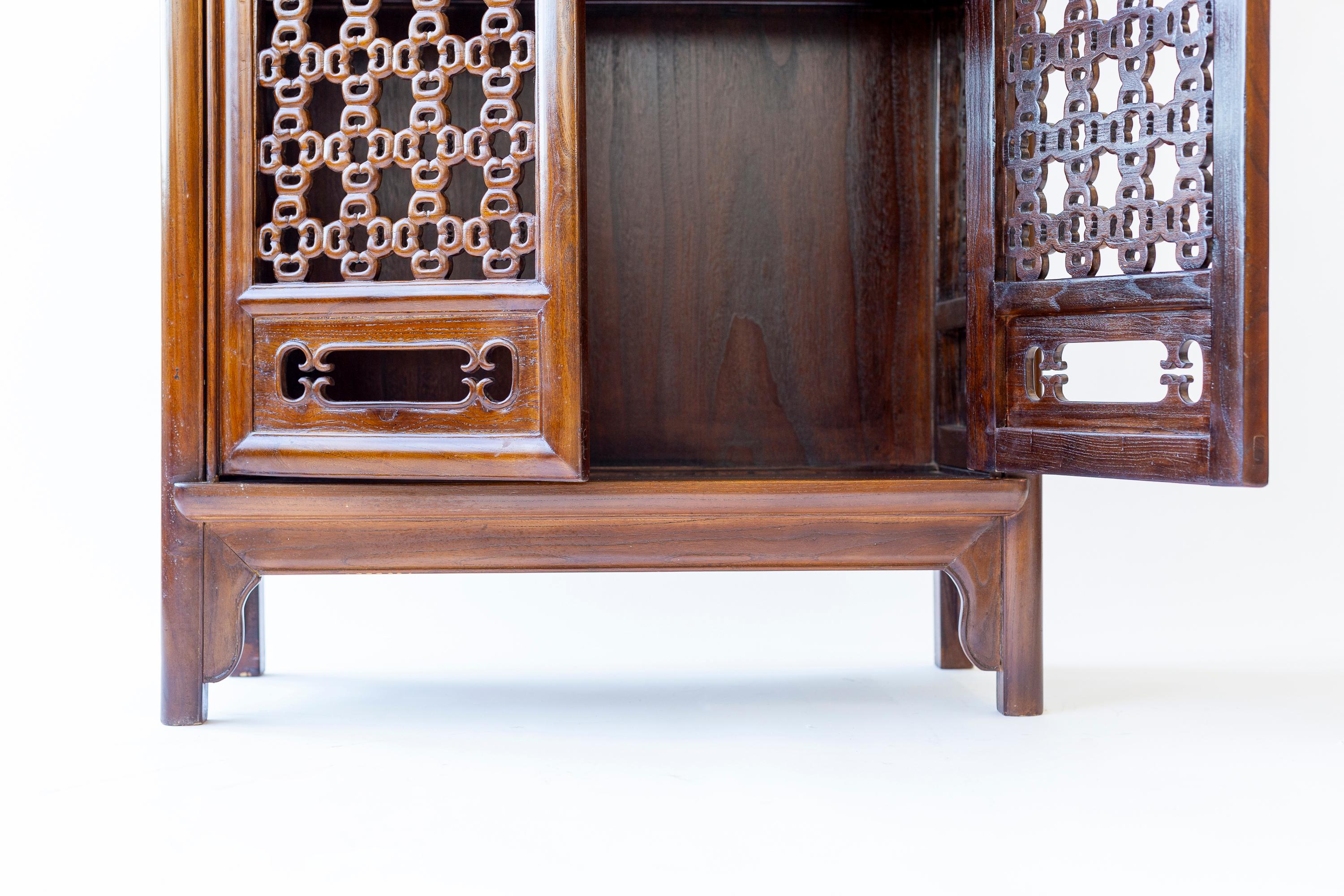 Paar durchbrochene chinesische konische Schränke mit zwei Türen im Angebot 1