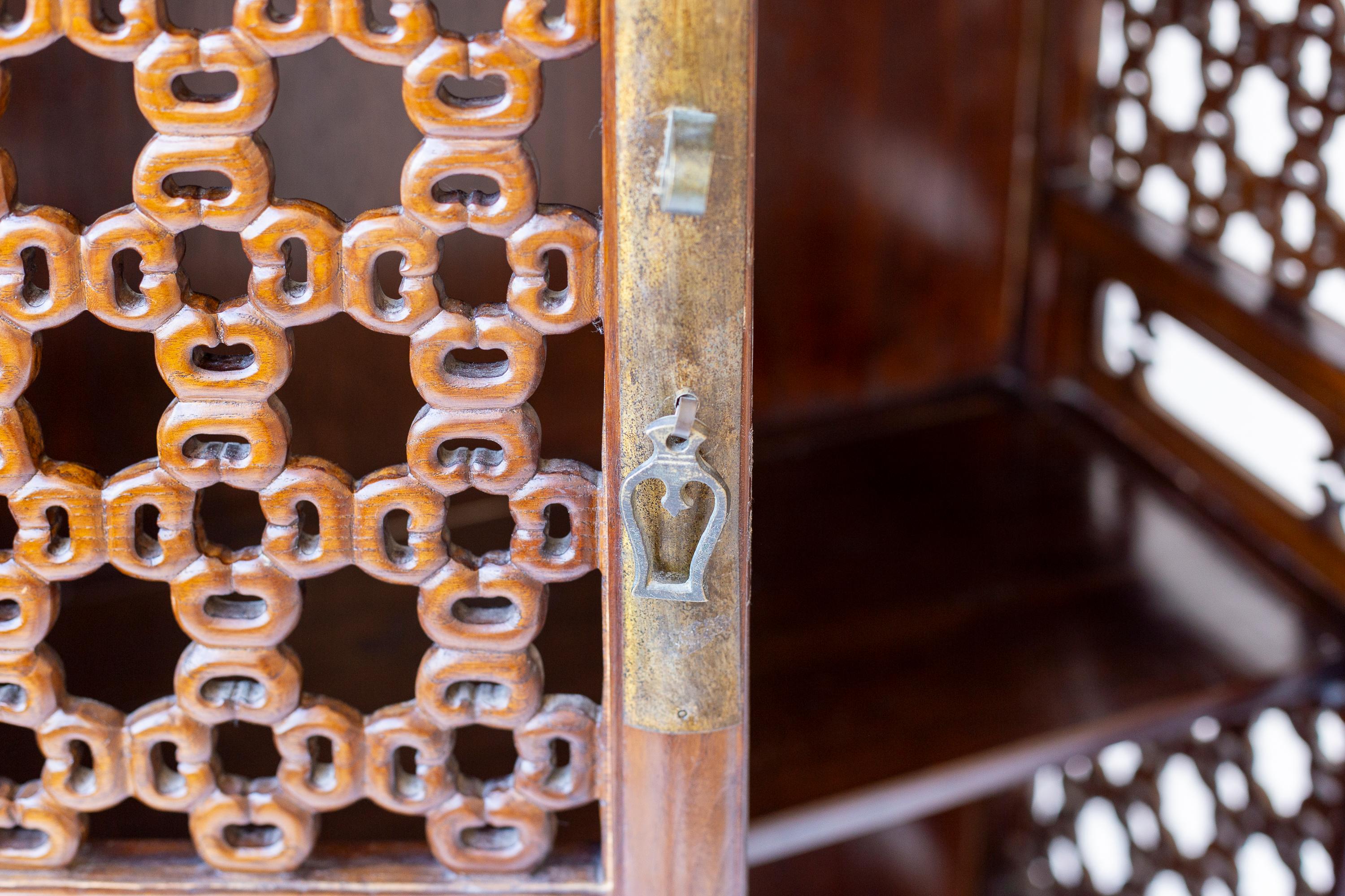 Paar durchbrochene chinesische konische Schränke mit zwei Türen im Angebot 2