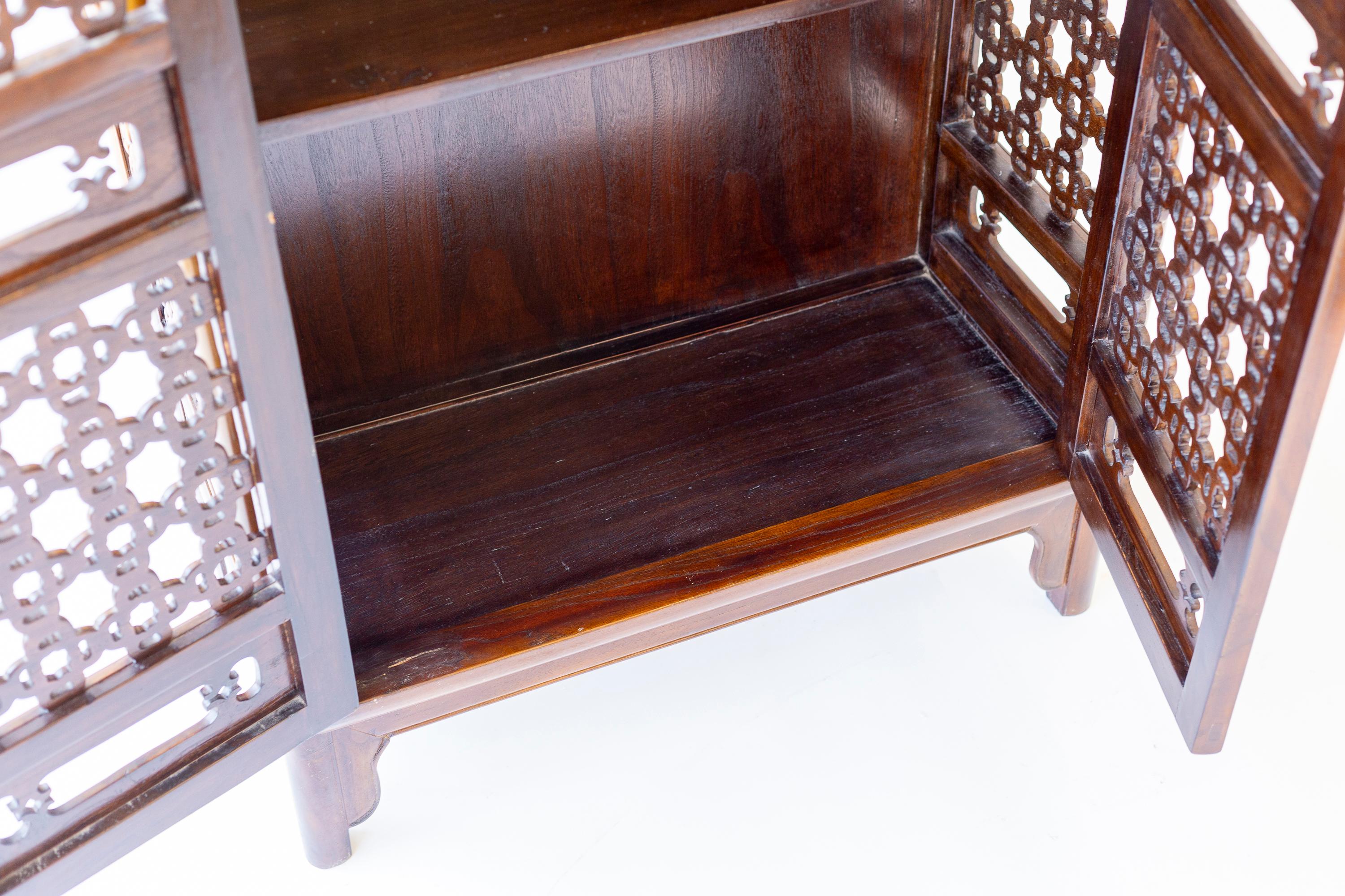 Paar durchbrochene chinesische konische Schränke mit zwei Türen im Angebot 3