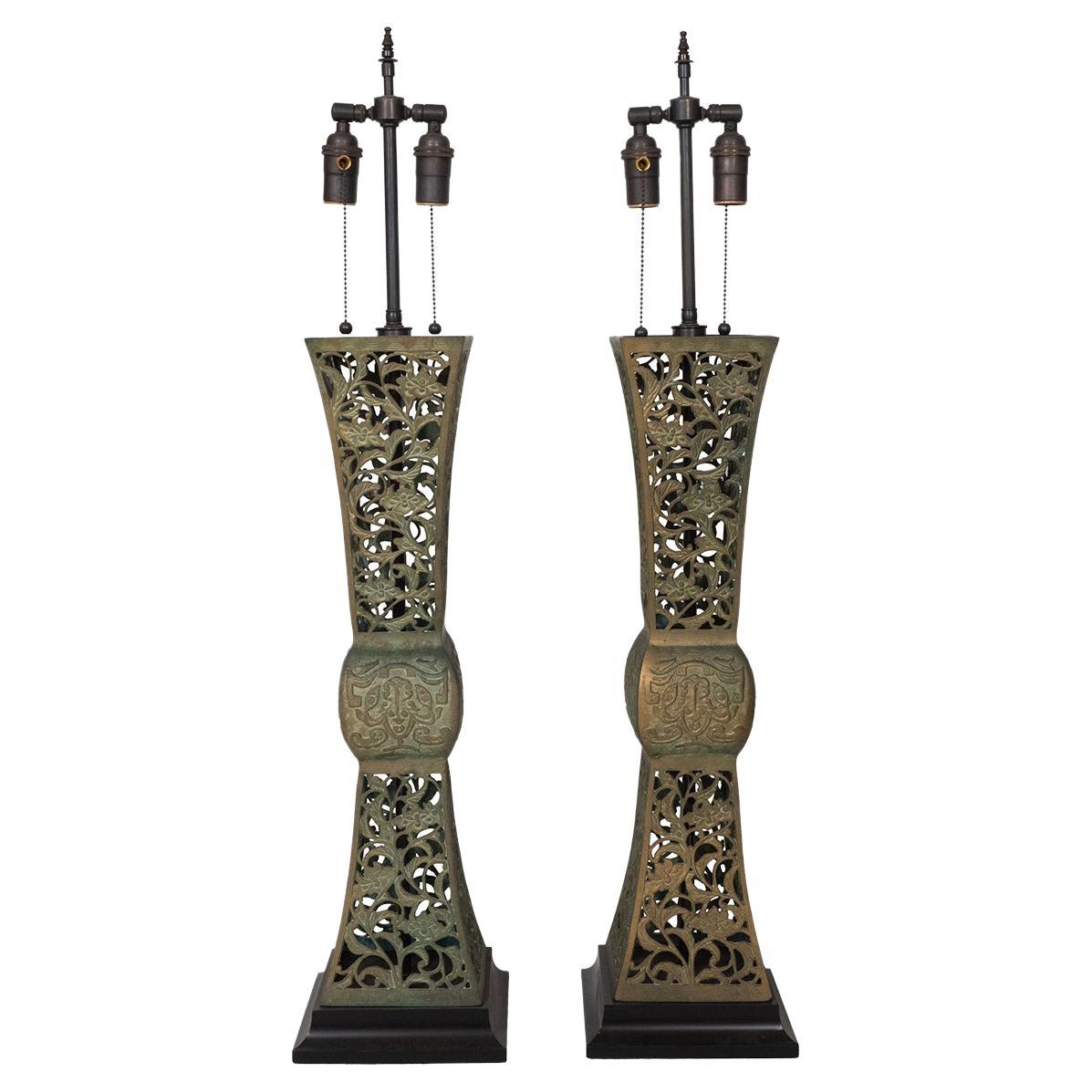 Paire de lampes de table ajourées en bronze patiné