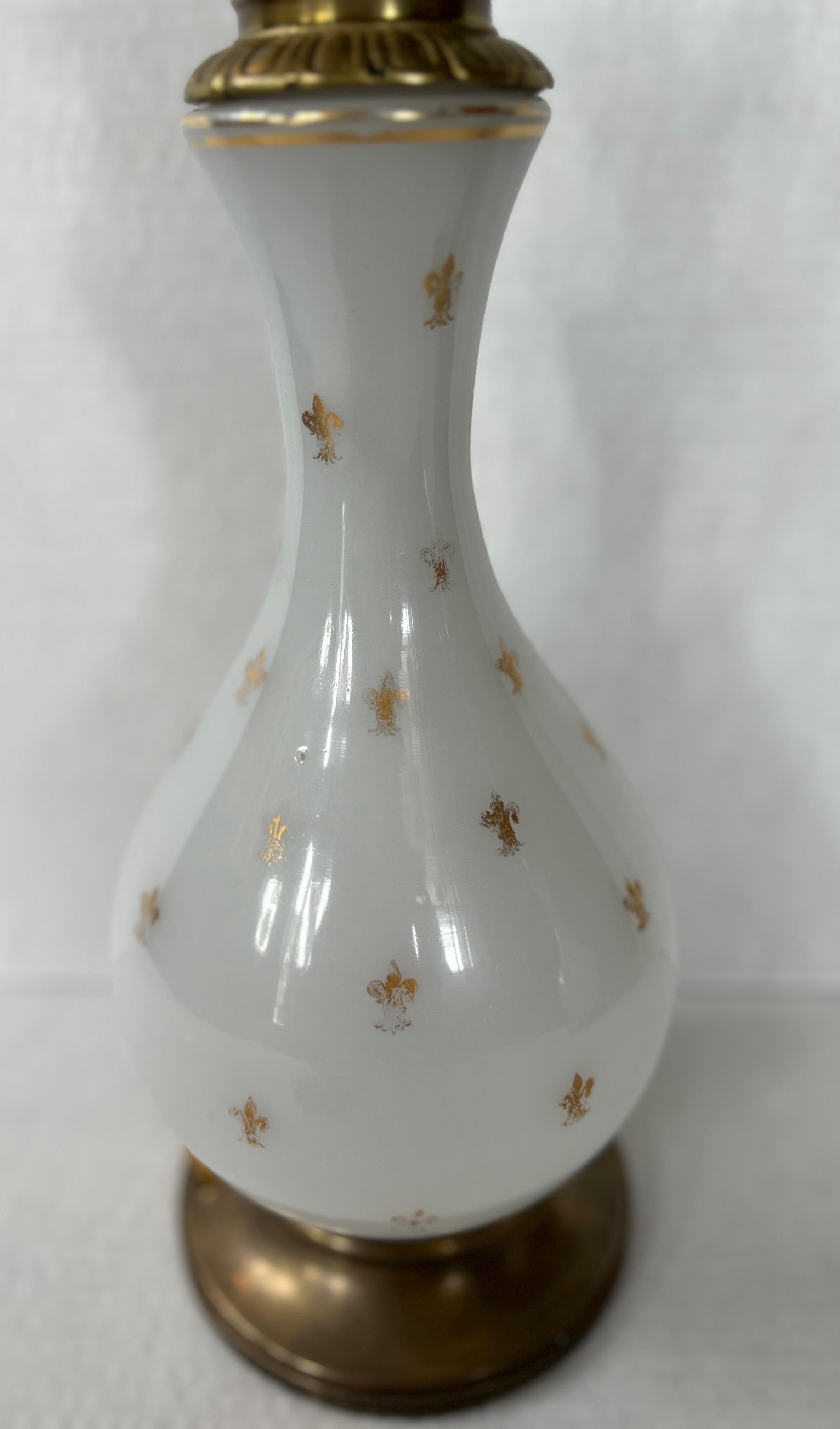 Paire de lampes de bureau Fleur De Lis en verre opalin Excellent état - En vente à Mt Kisco, NY
