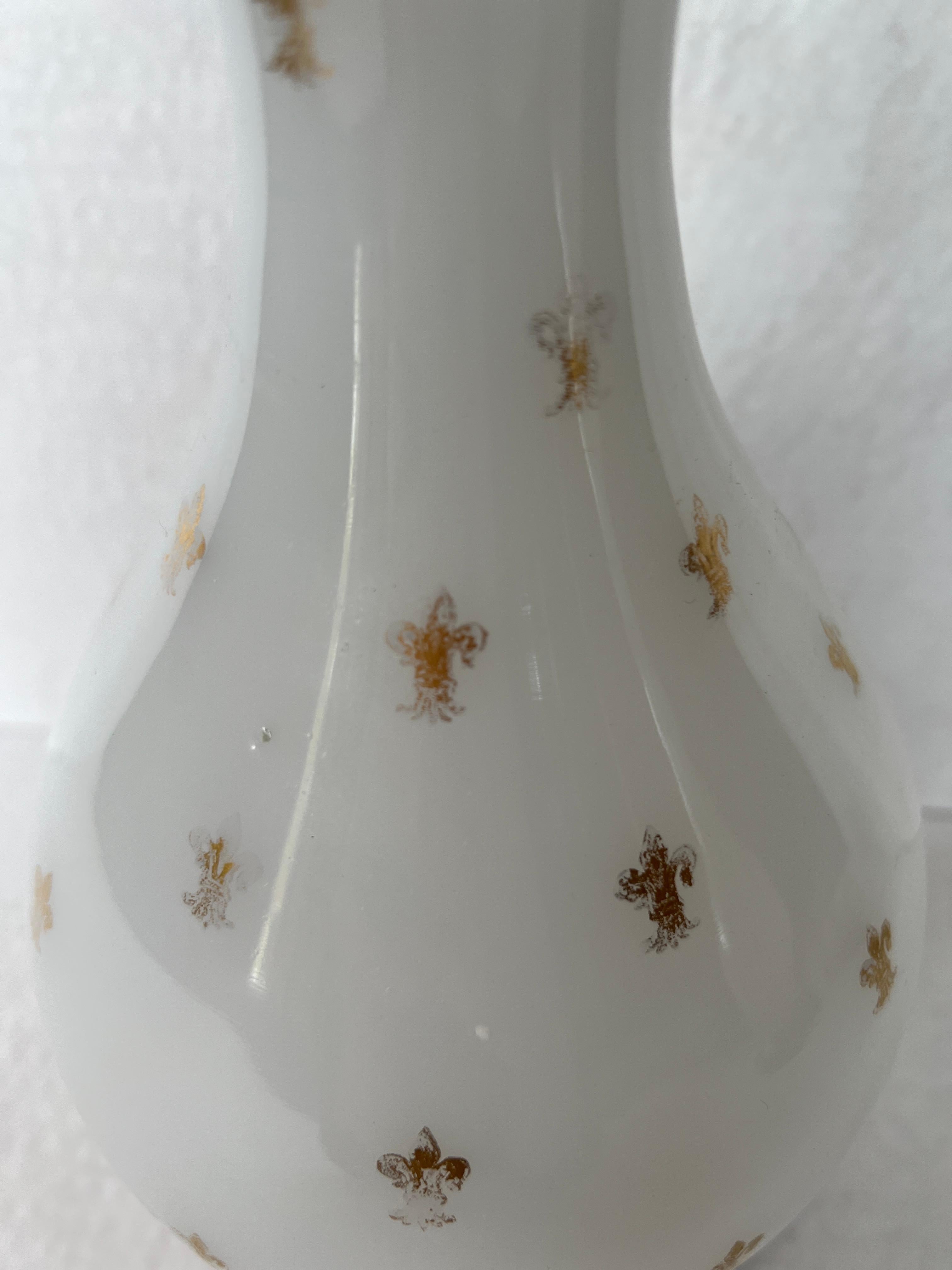 Pair of Opaline Glass Fleur De Lis Table Lamps In Excellent Condition For Sale In Mt Kisco, NY