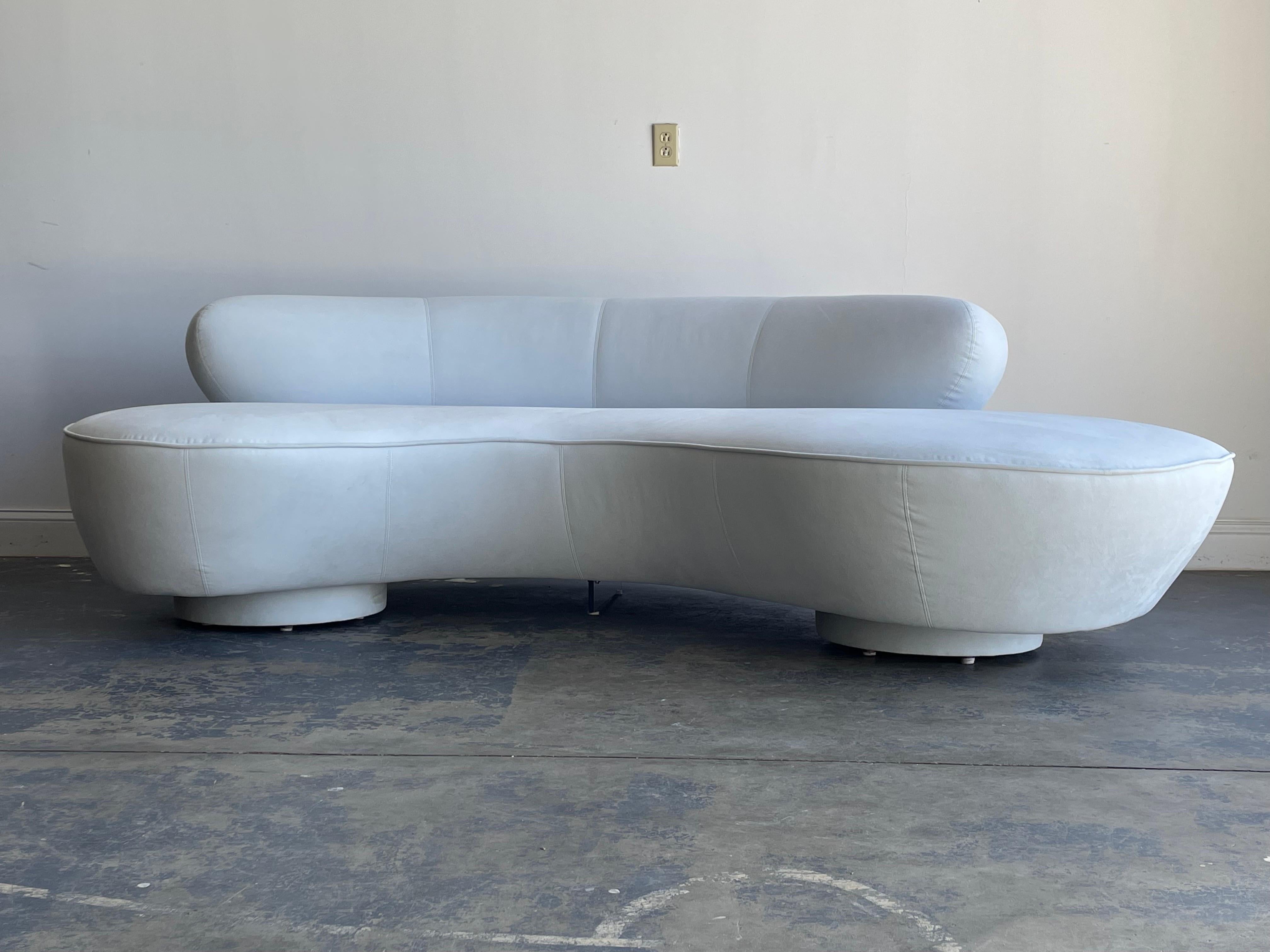 Pair of Opposing Complimentary Vladimir Kagan Serpentine Sofas for Directional In Good Condition In St.Petersburg, FL