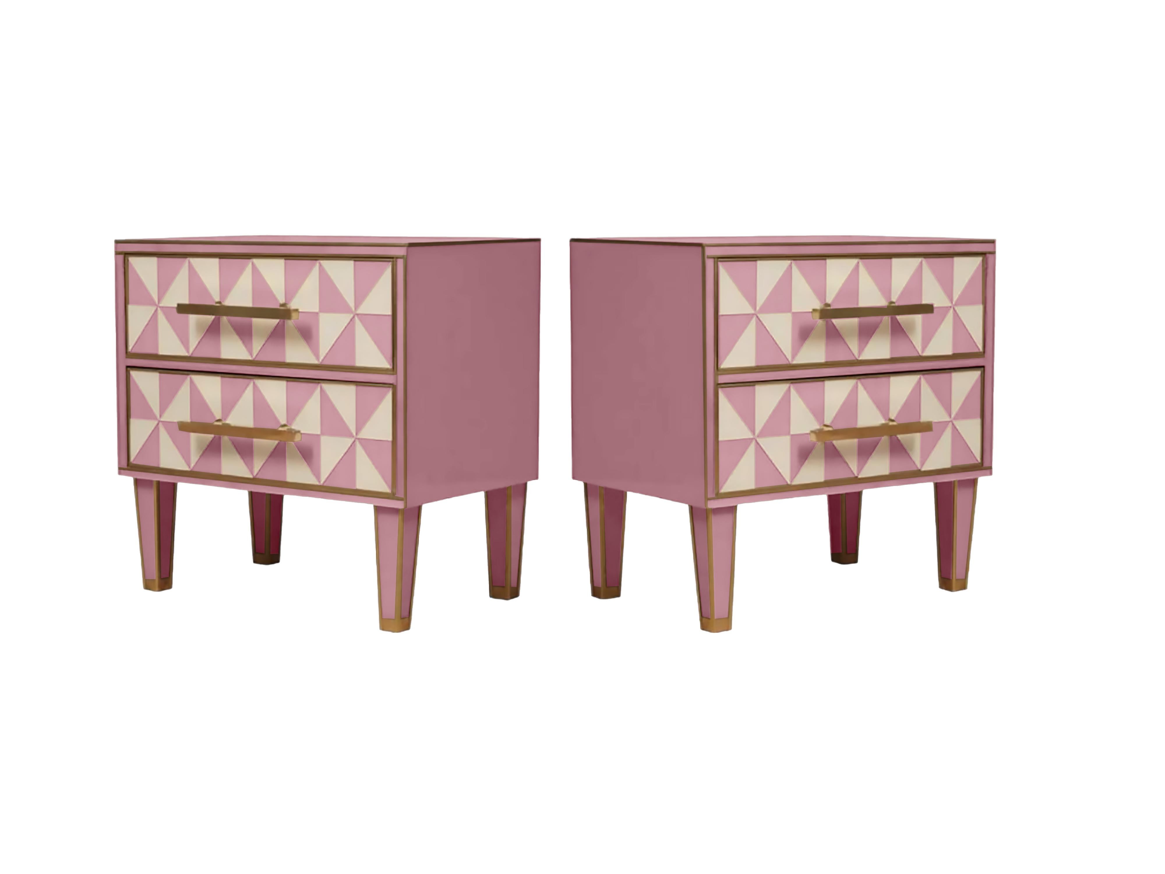 Sculpté à la main Paire de tables de nuit italiennes à effet optique Verre de Murano rose et blanc avec laiton en vente