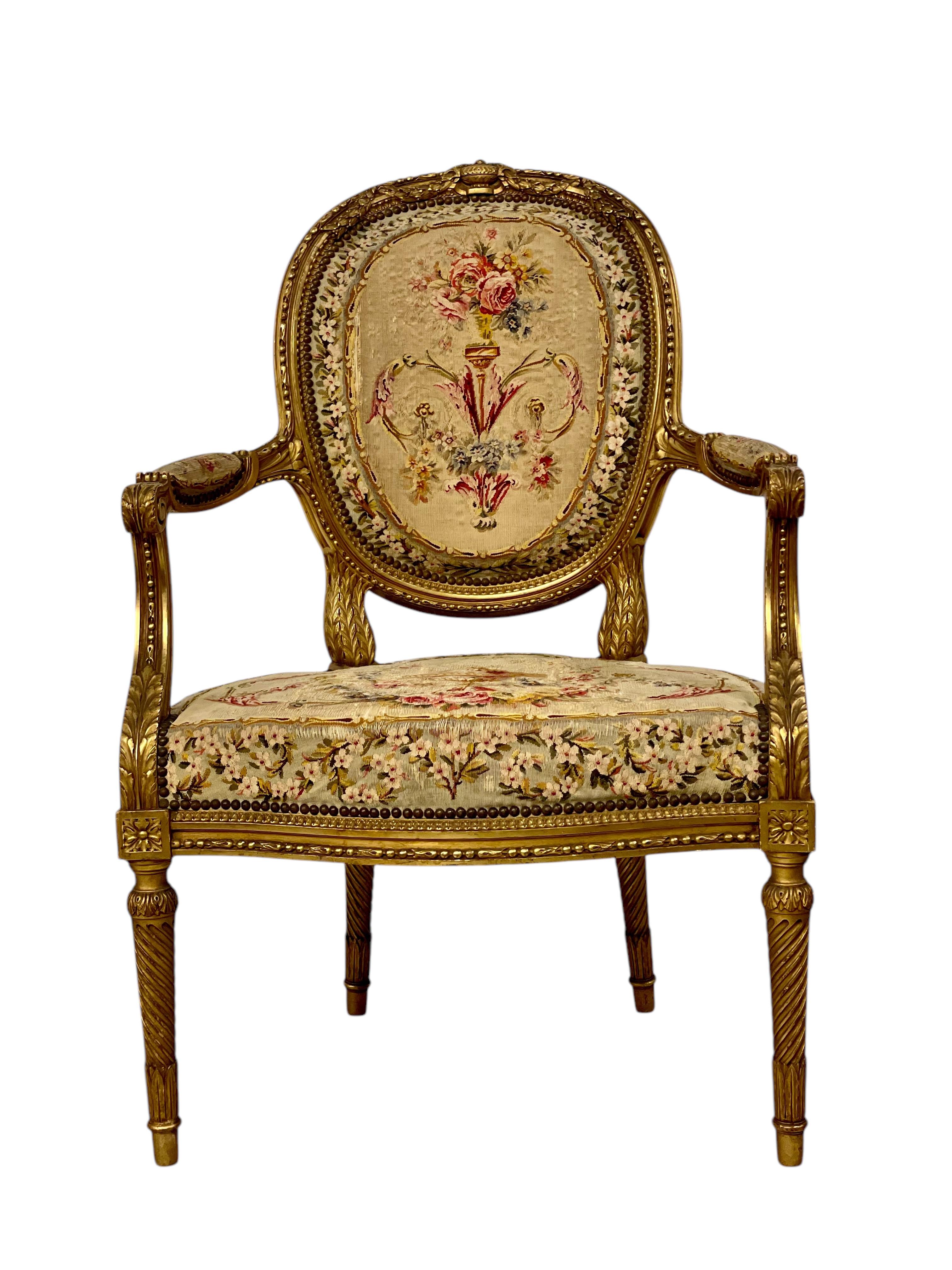 Paire de fauteuils opulents en bois doré du 19ème siècle en vente 2