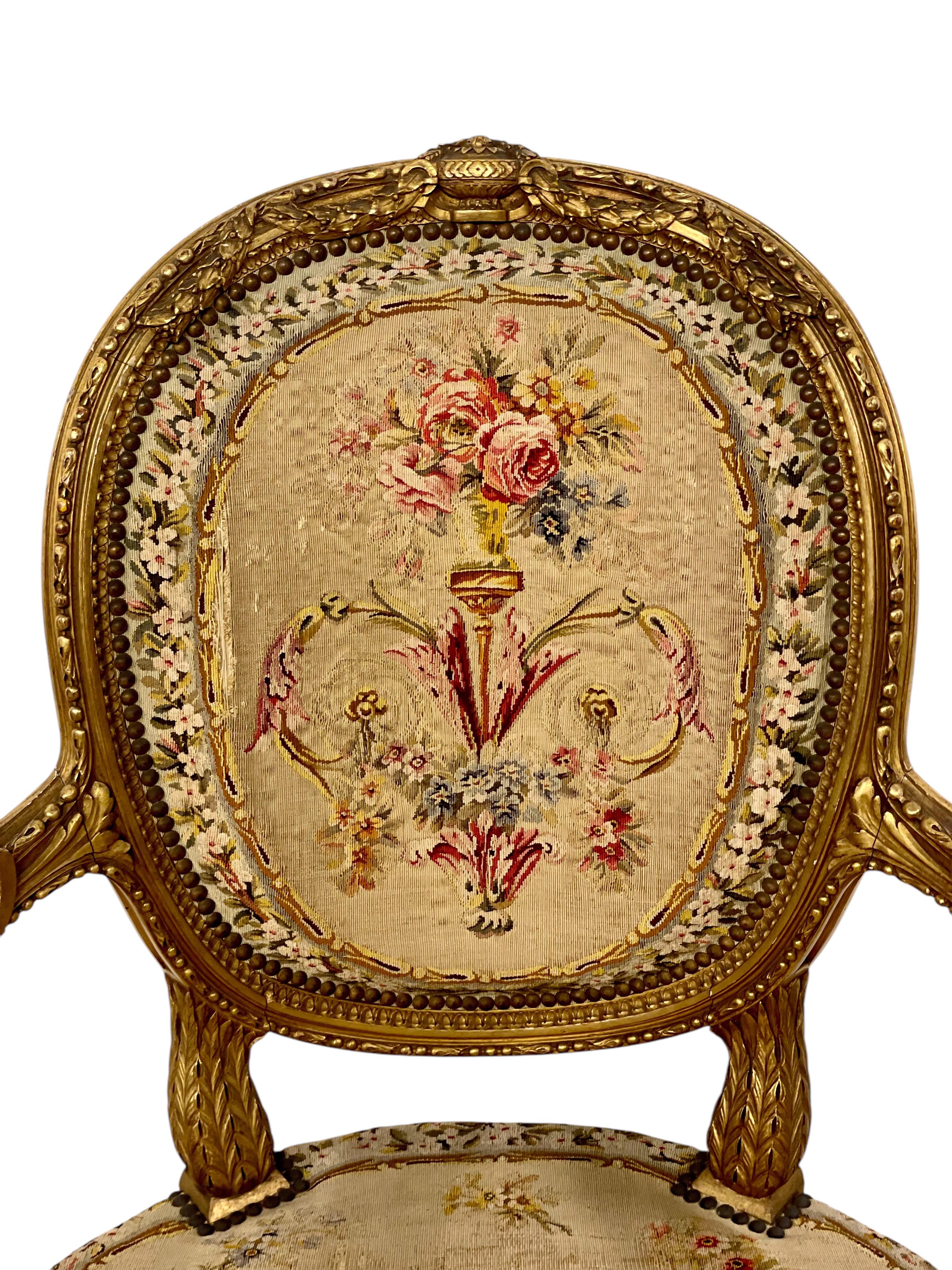 Paire de fauteuils opulents en bois doré du 19ème siècle en vente 6