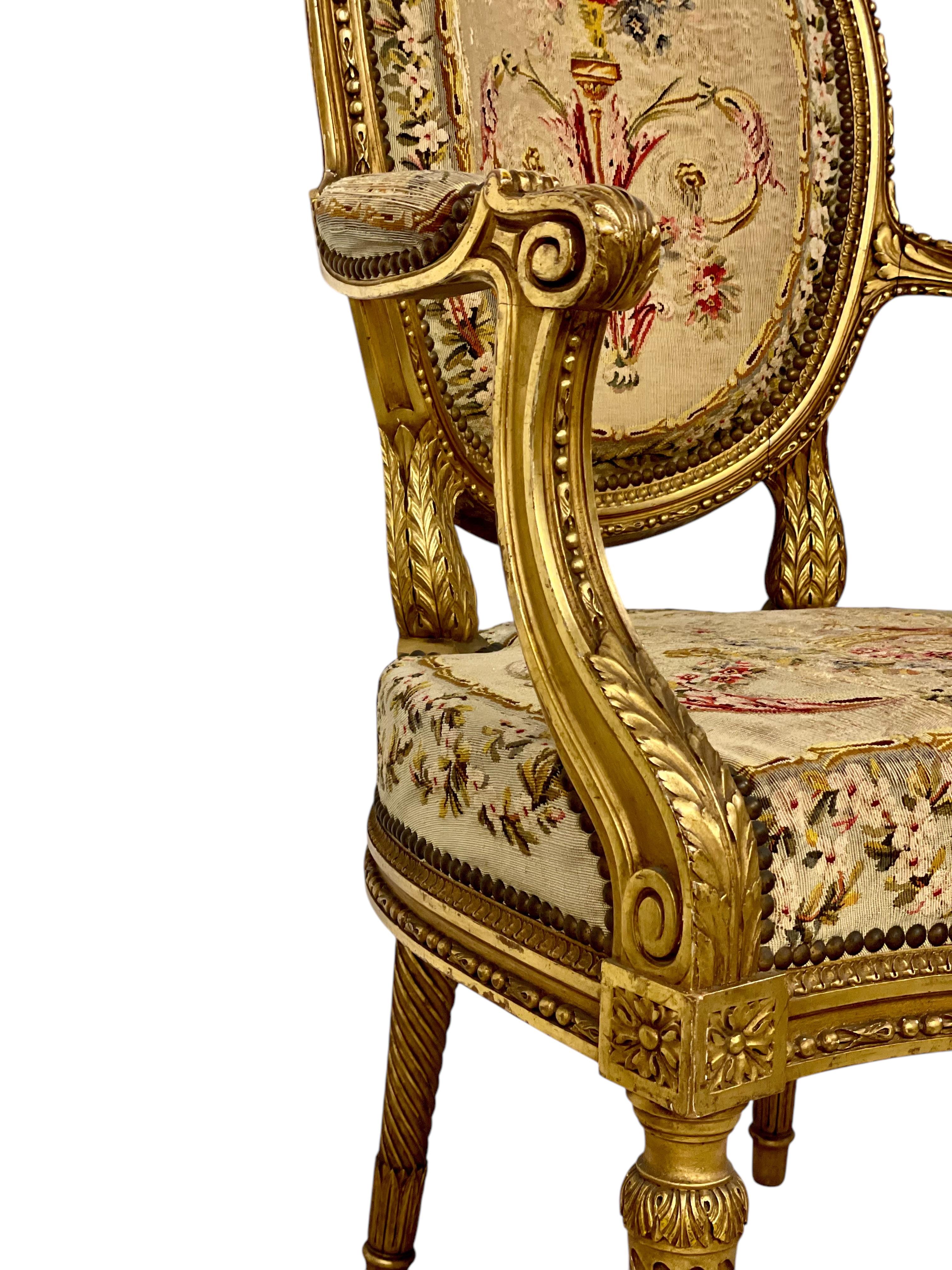 Paire de fauteuils opulents en bois doré du 19ème siècle en vente 8