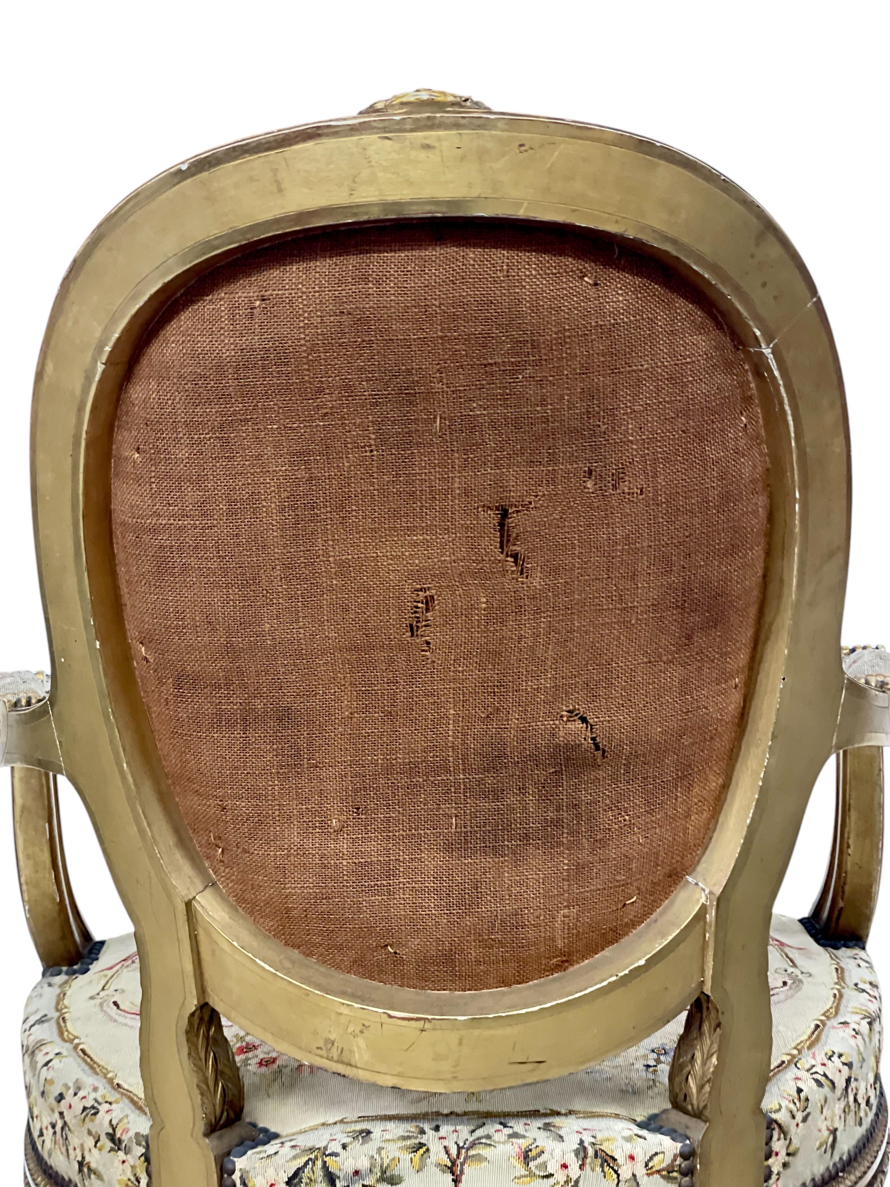 Paire de fauteuils opulents en bois doré du 19ème siècle en vente 9
