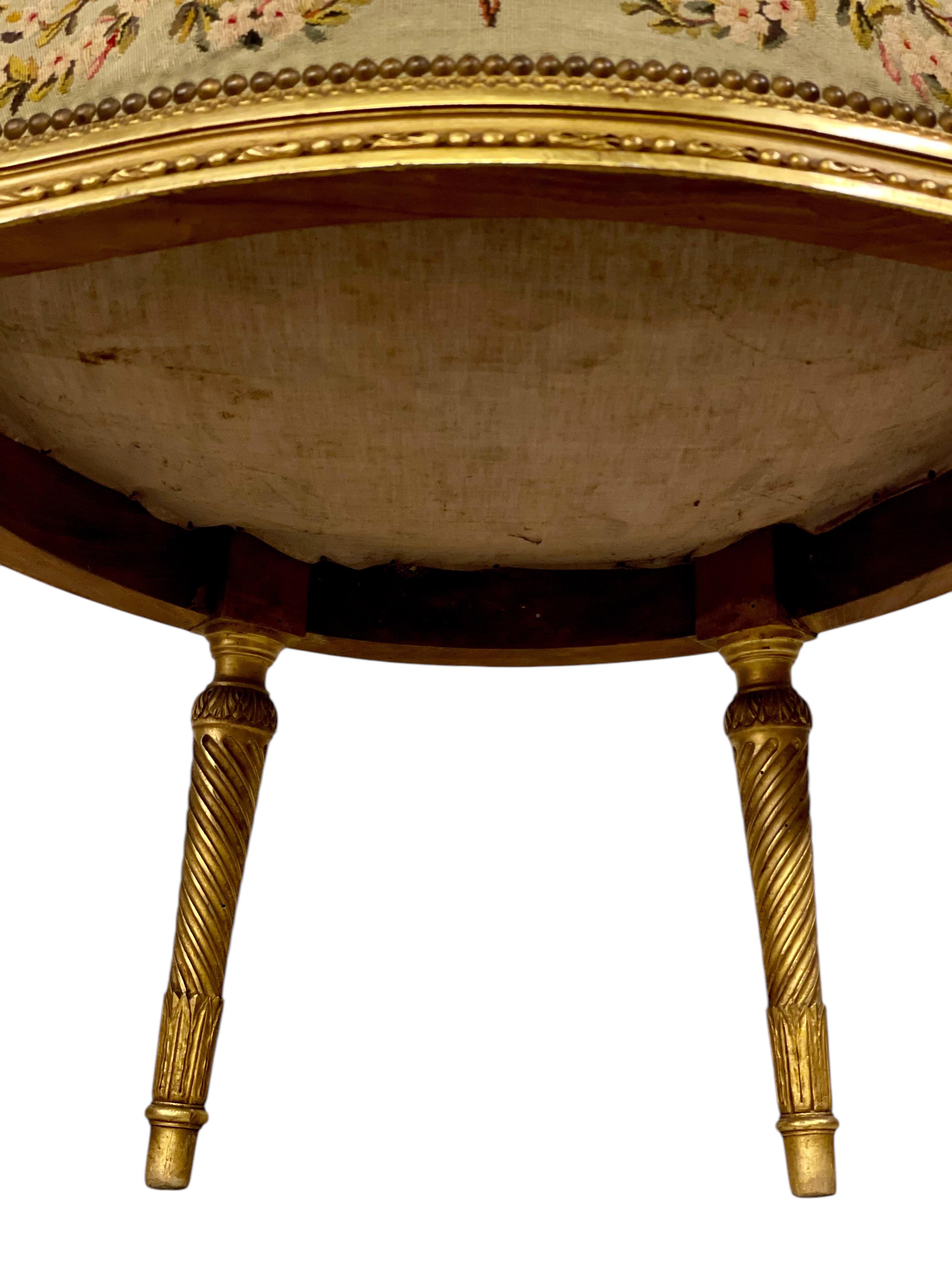 Paire de fauteuils opulents en bois doré du 19ème siècle en vente 10