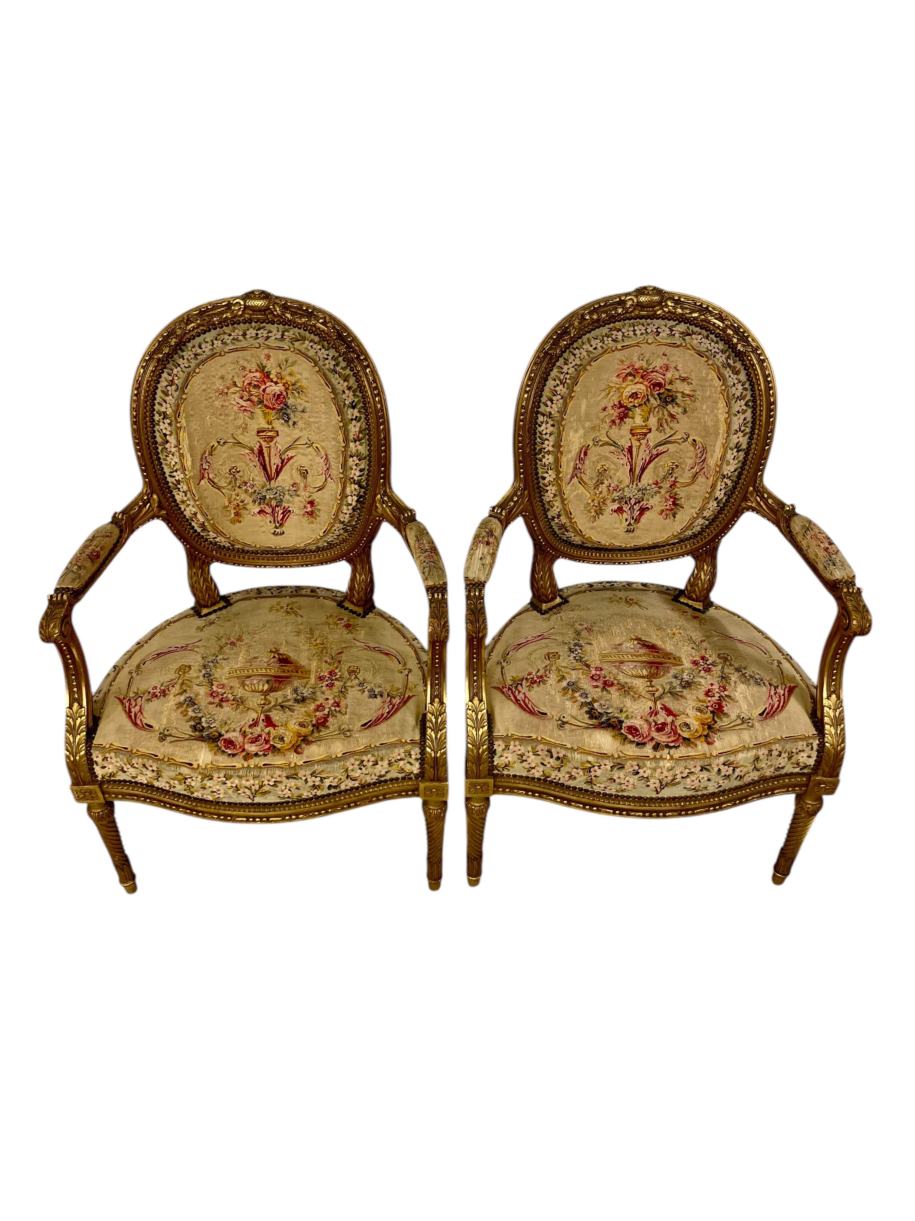 Paire de fauteuils opulents en bois doré du 19ème siècle en vente 11