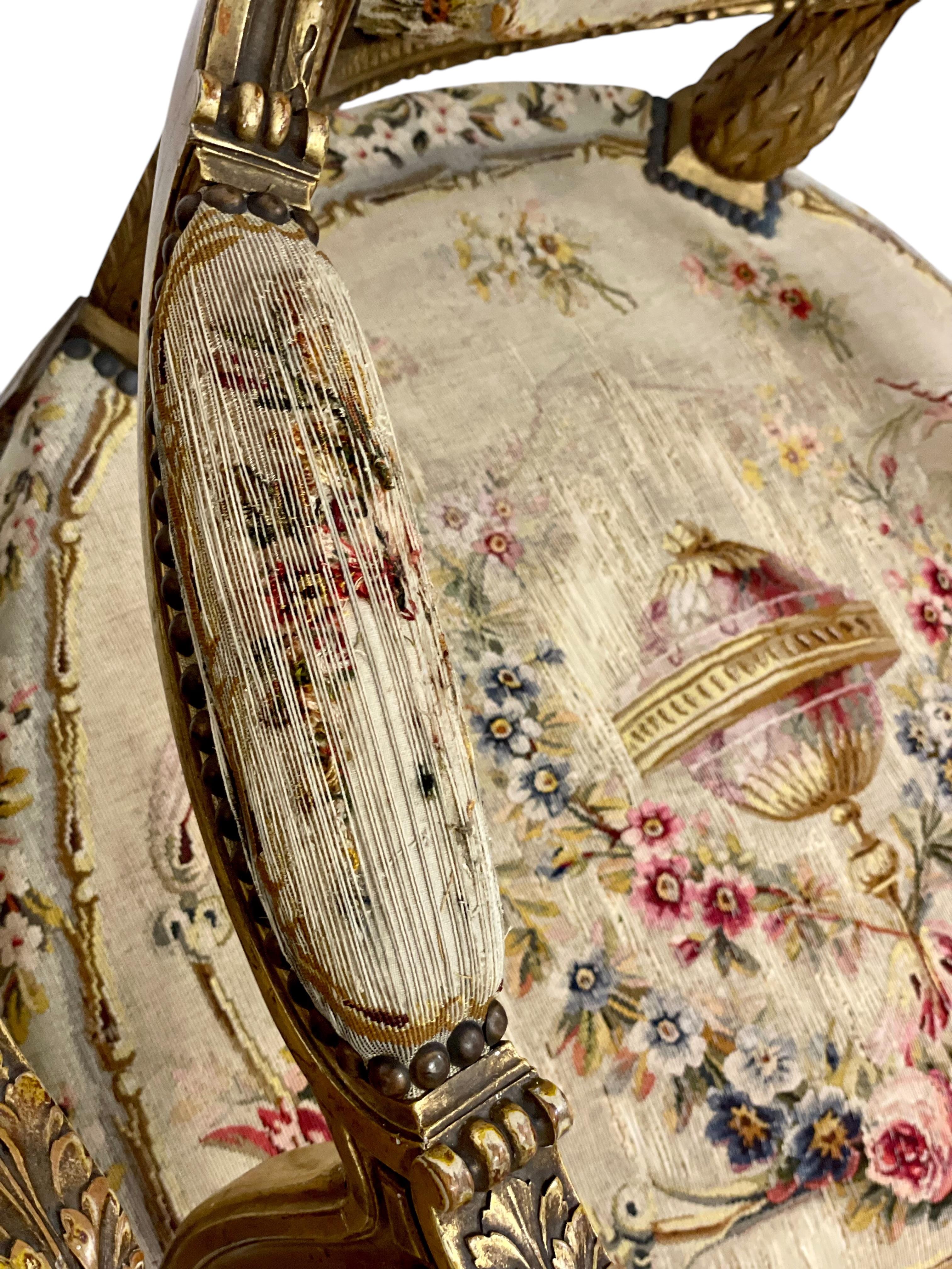 Aubusson Paire de fauteuils opulents en bois doré du 19ème siècle en vente