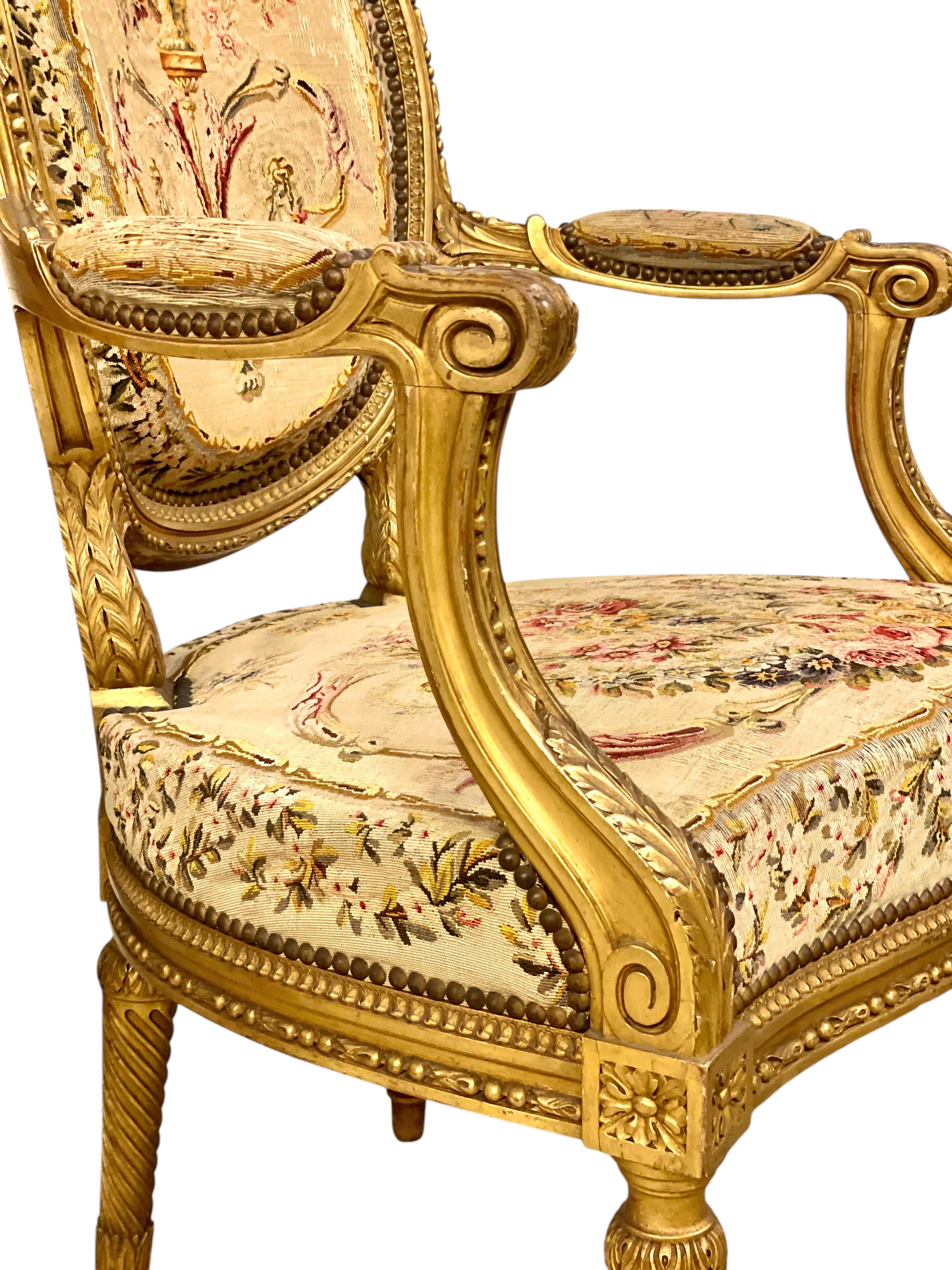 Pareja de opulentos Fauteuils de madera dorada Siglo XIX Aubusson en venta