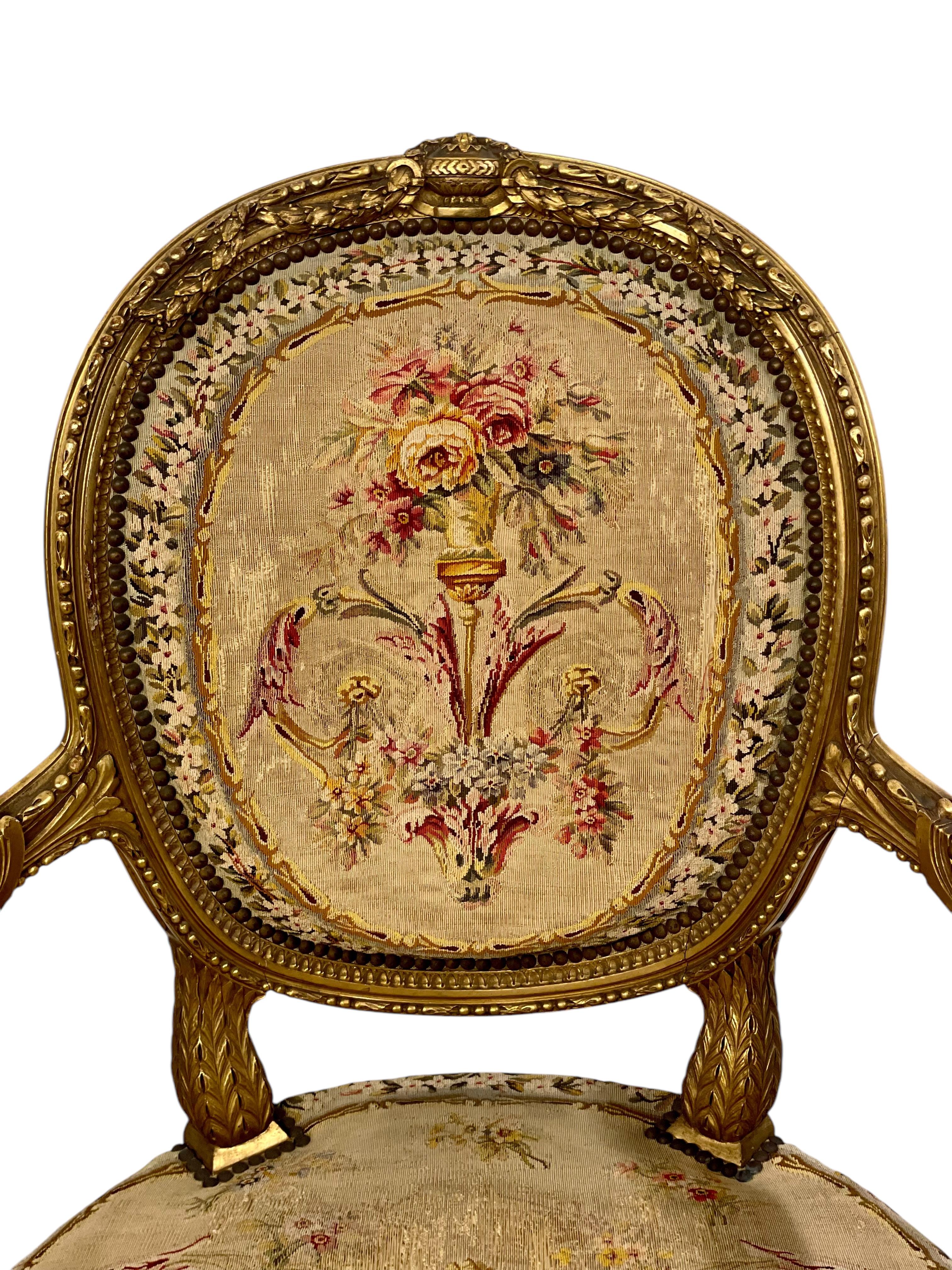 Sculpté à la main Paire de fauteuils opulents en bois doré du 19ème siècle en vente