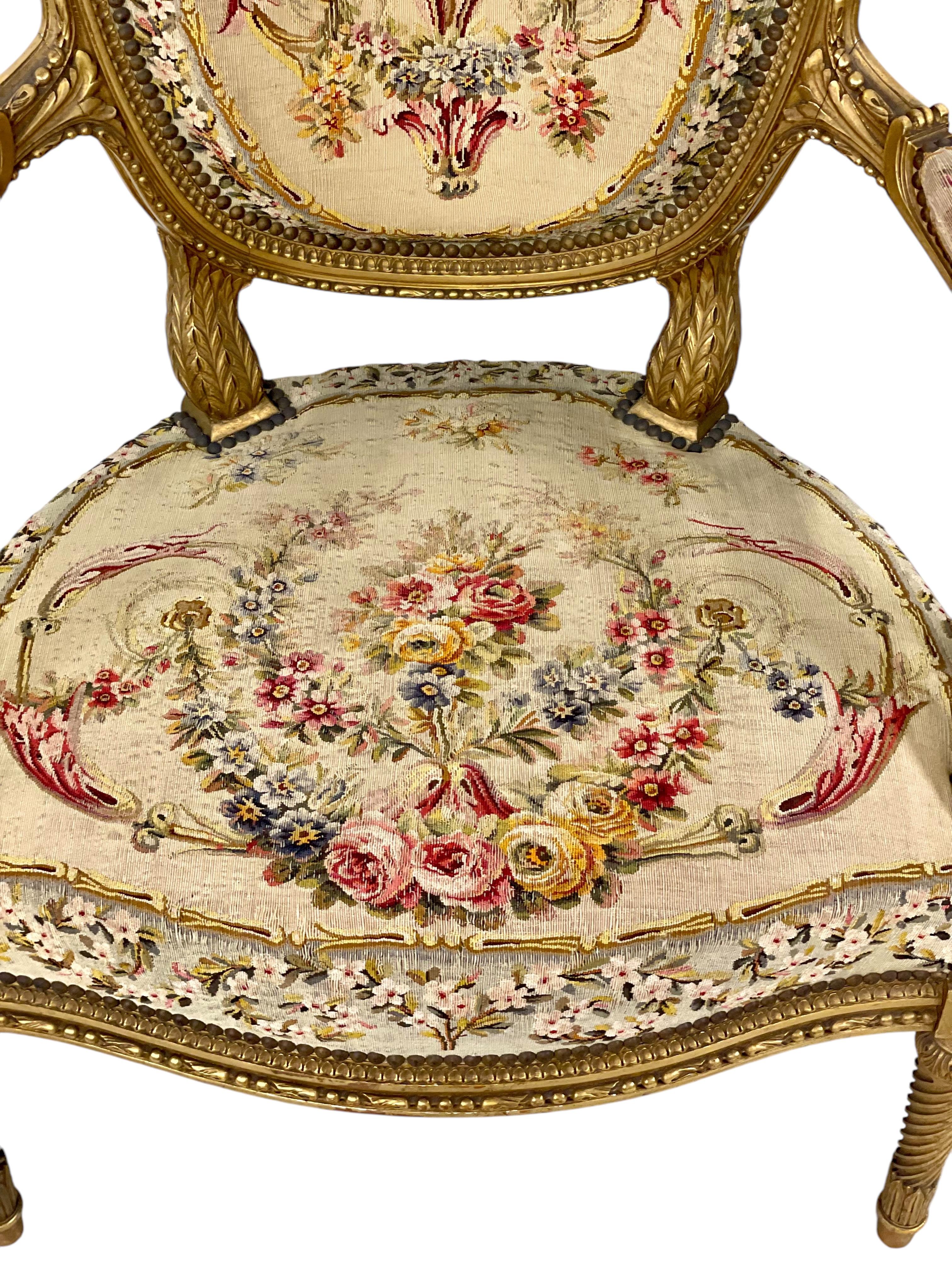 Pareja de opulentos Fauteuils de madera dorada Siglo XIX Tallado a mano en venta
