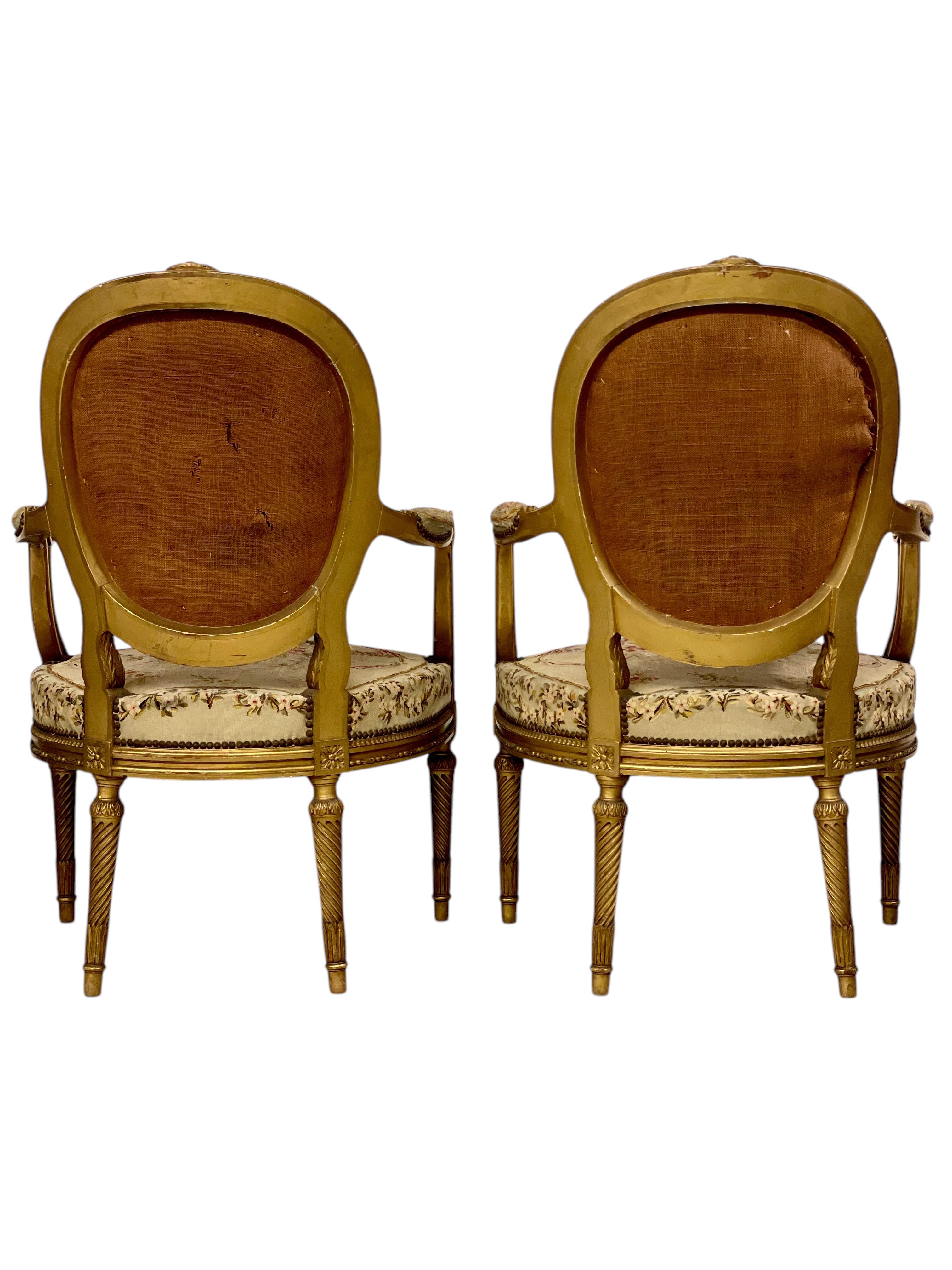 Tapisserie Paire de fauteuils opulents en bois doré du 19ème siècle en vente