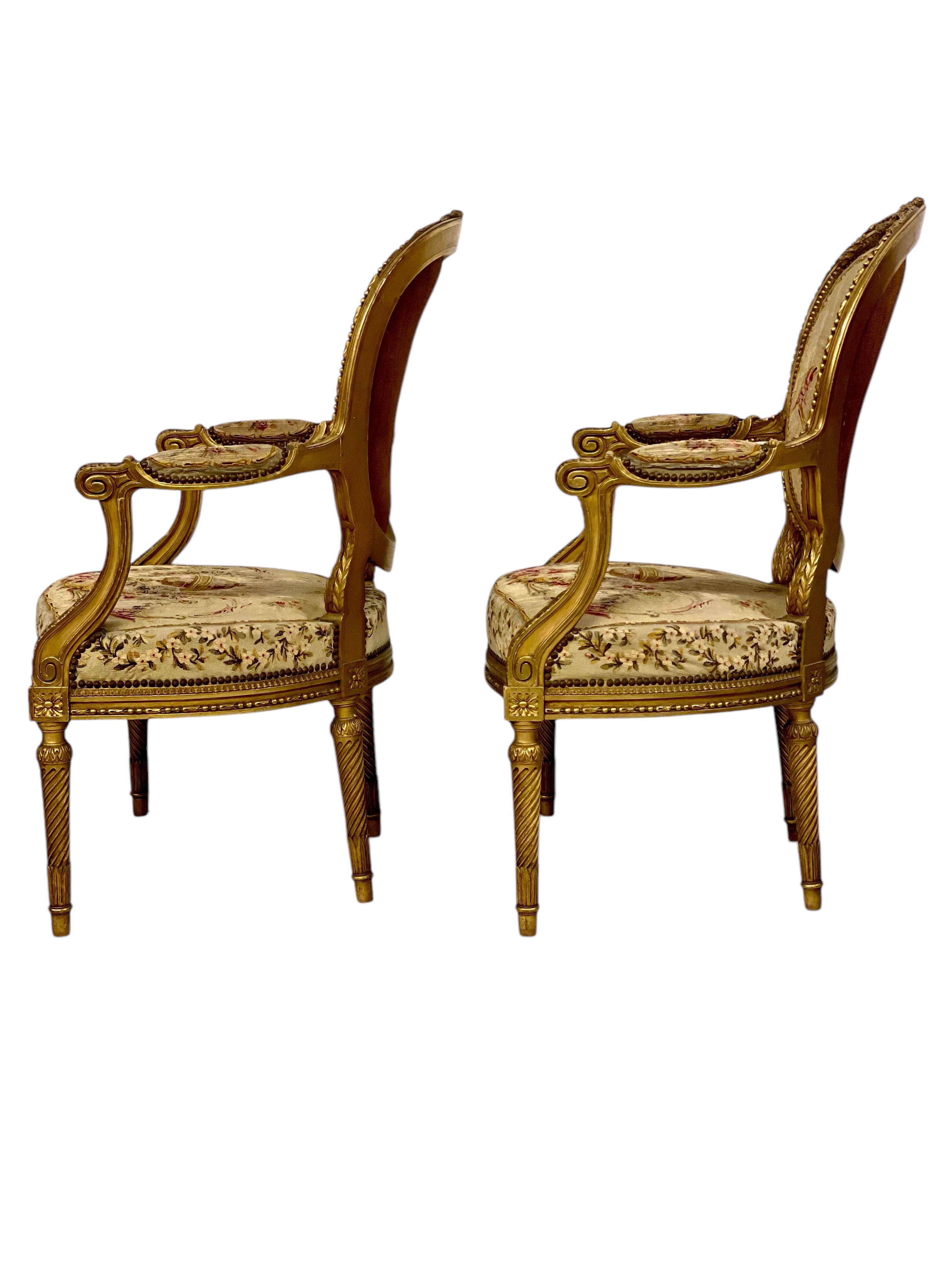 Paire de fauteuils opulents en bois doré du 19ème siècle en vente 1