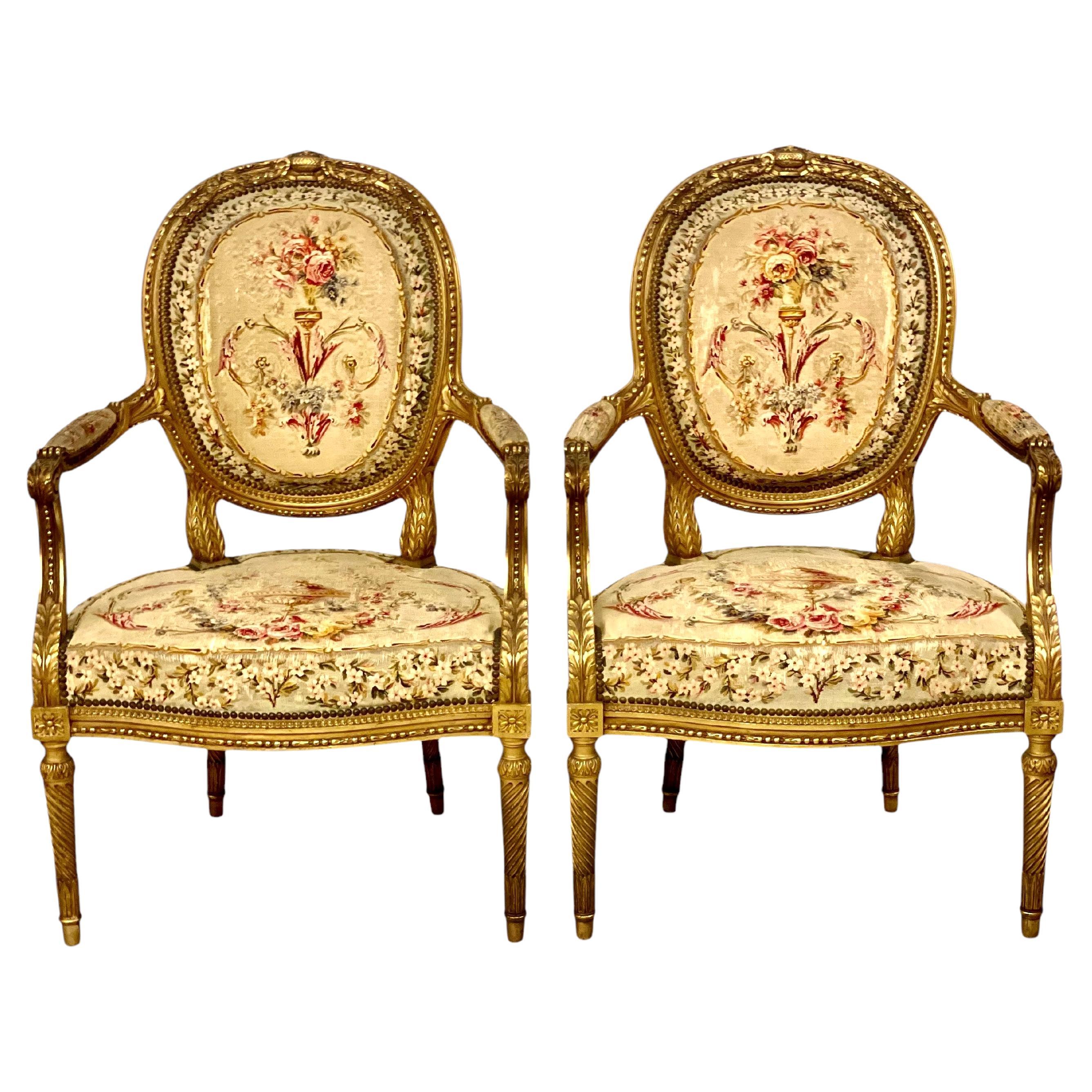 Coppia di opulenti fauteuil in legno dorato del XIX secolo