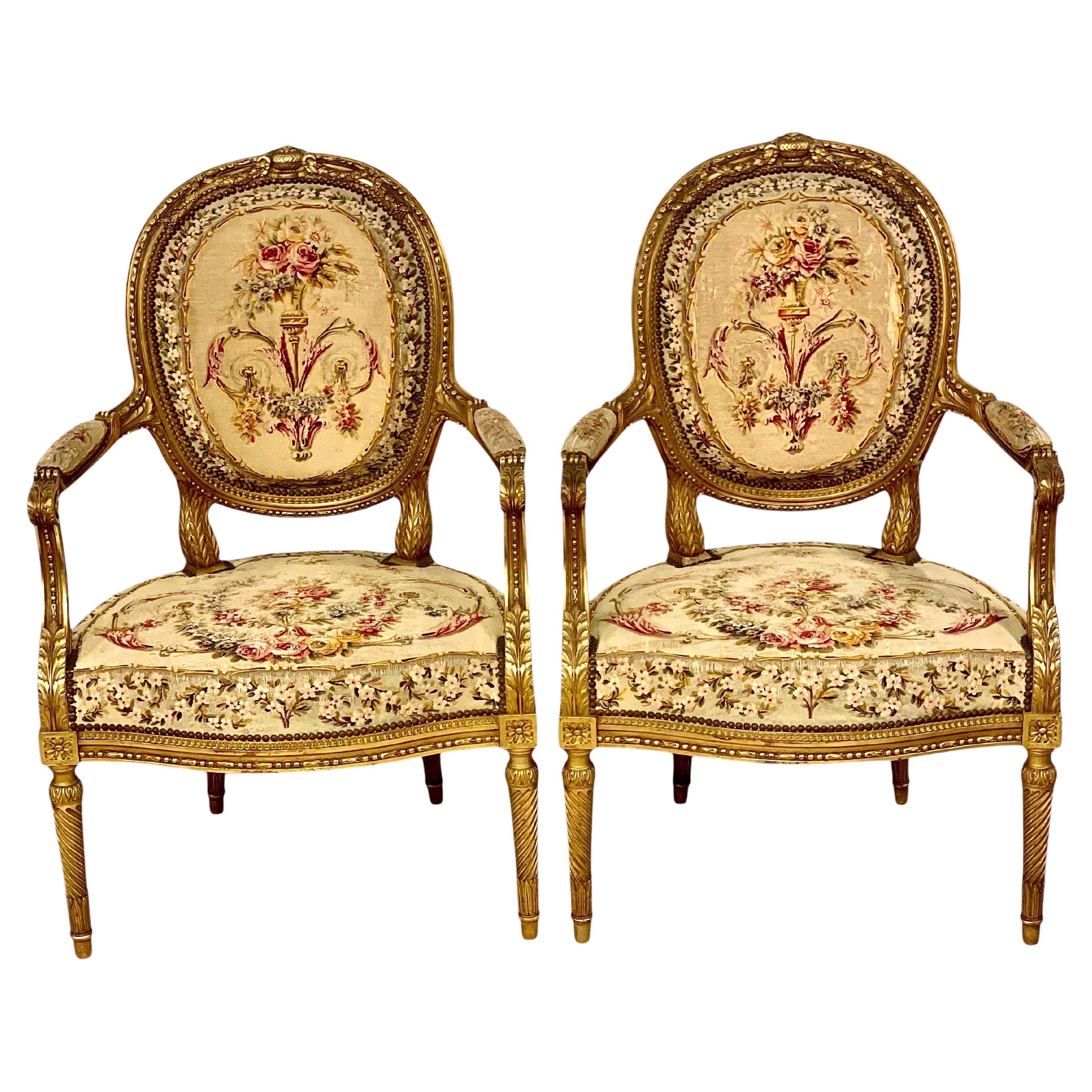 Paire de fauteuils opulents en bois doré du 19ème siècle