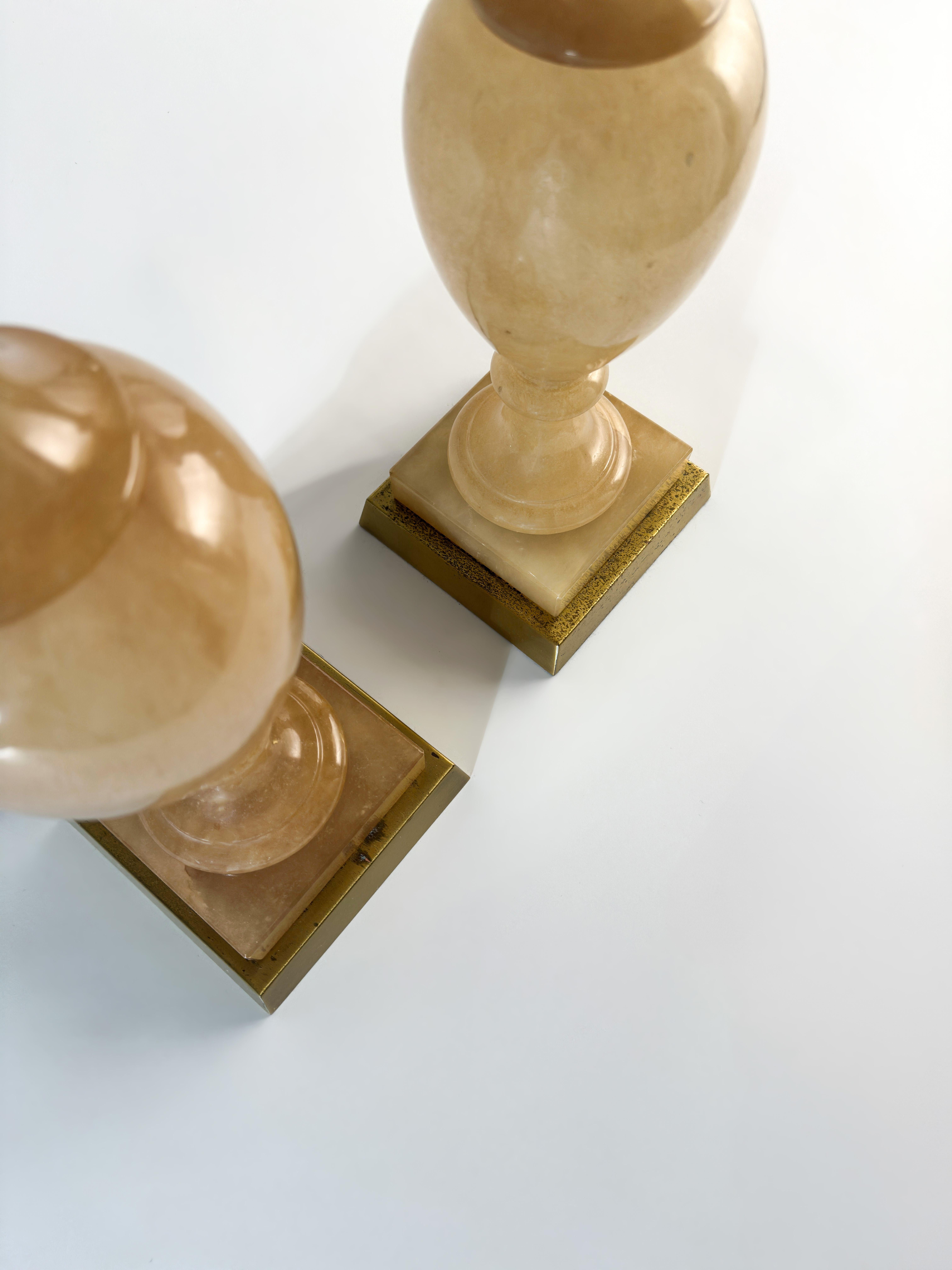 Un escultural par de lámparas de sobremesa de alabastro naranja, de formas clásicas al estilo de la Regencia de Hollywood.

Fabricada en la década de 1980 por Wildwood Lamp Company, un fabricante histórico de Carolina del Norte conocido por su
