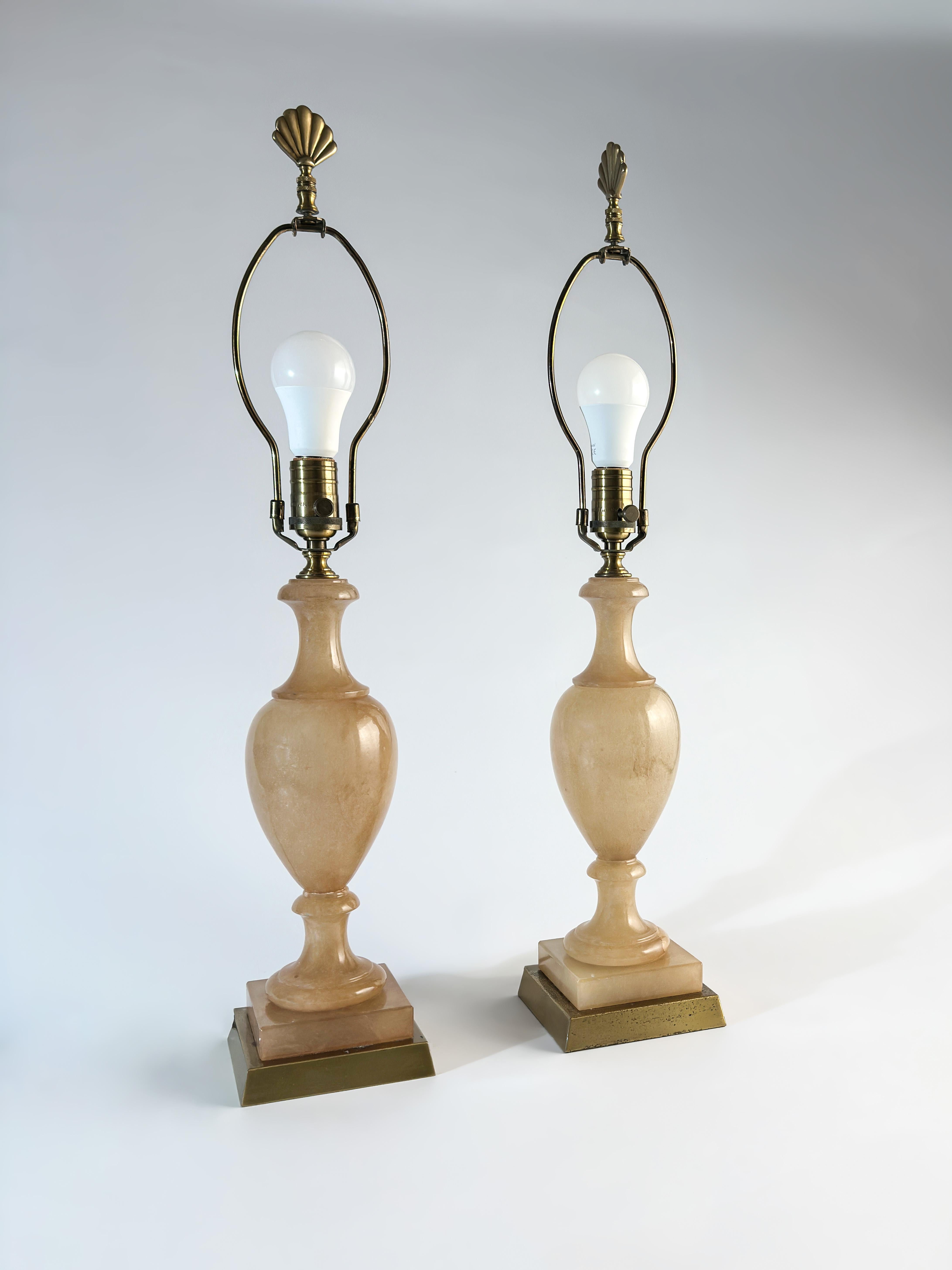 Pareja de lámparas de mesa de alabastro de Wildwood Lamp Company c.1980s, EE.UU. Regencia de Hollywood en venta