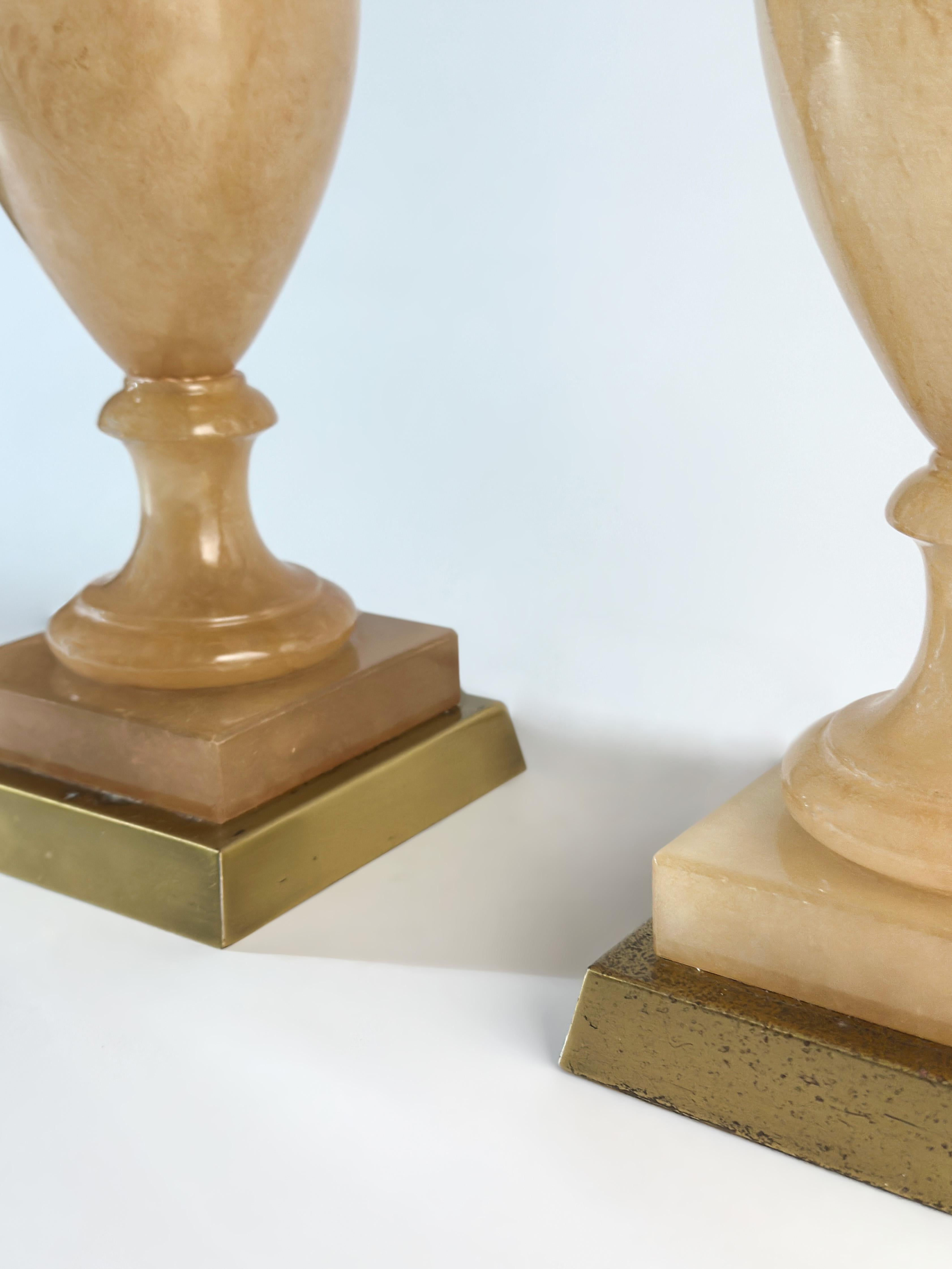 Pareja de lámparas de mesa de alabastro de Wildwood Lamp Company c.1980s, EE.UU. Estadounidense en venta
