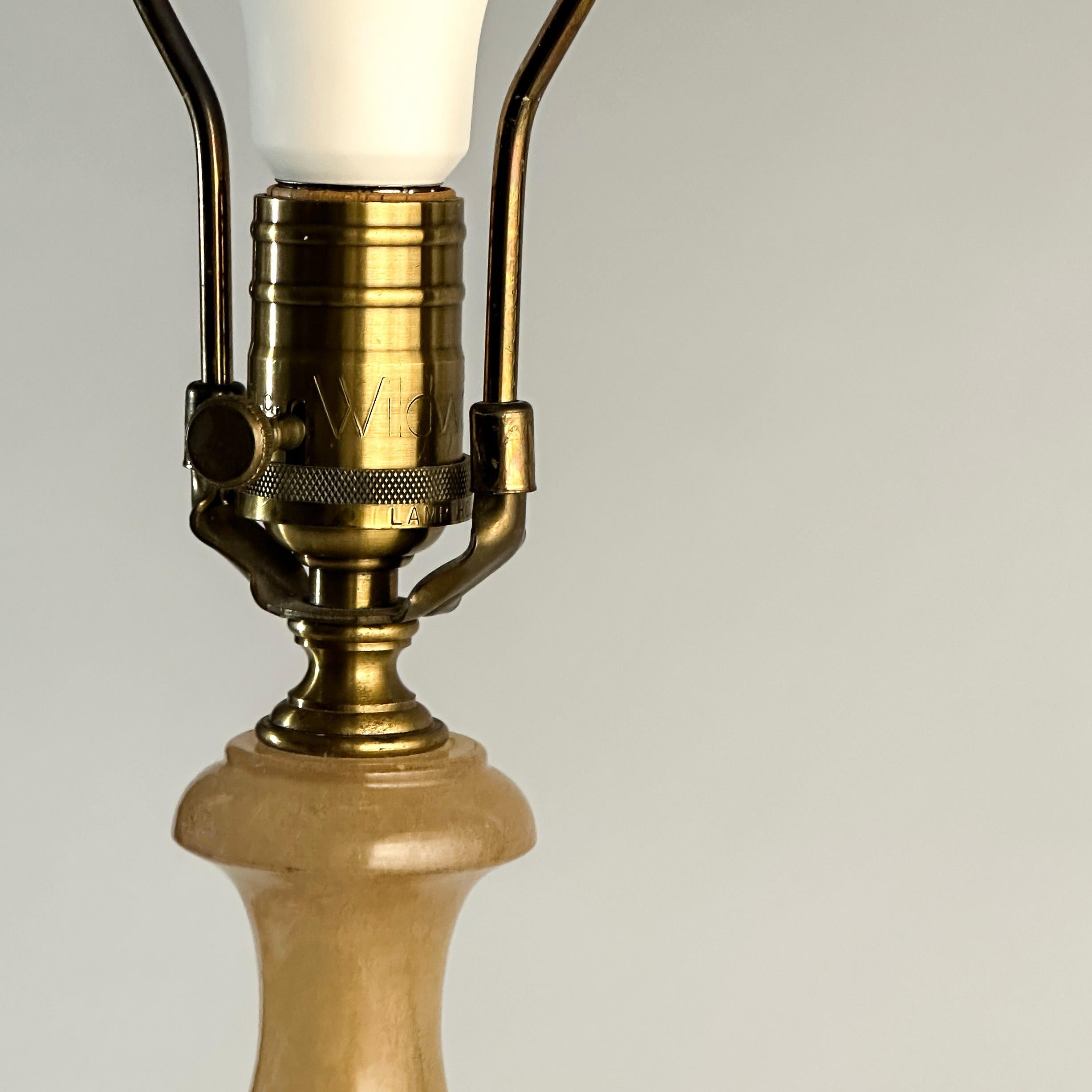 Pareja de lámparas de mesa de alabastro de Wildwood Lamp Company c.1980s, EE.UU. Cepillado en venta