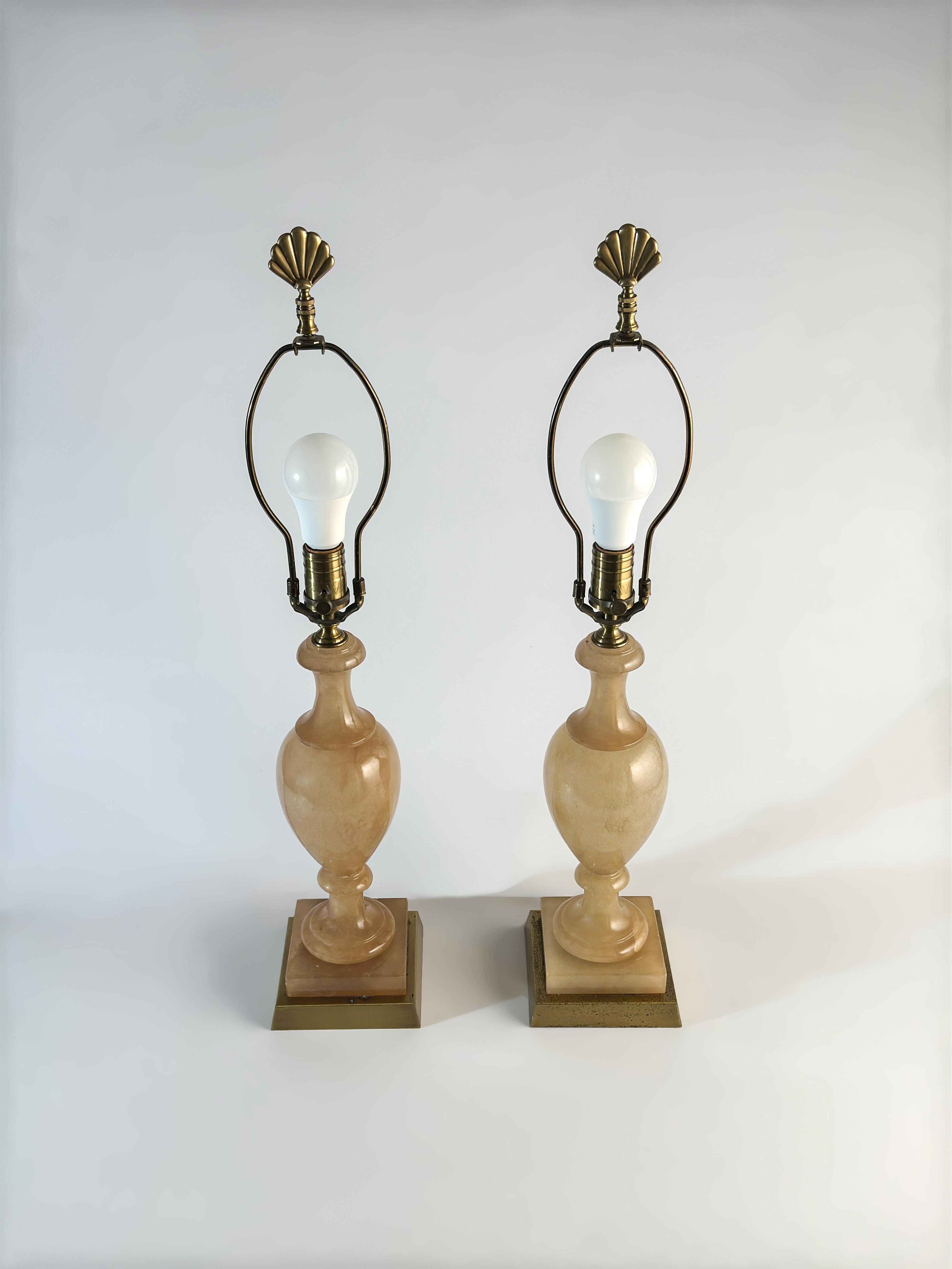 Pareja de lámparas de mesa de alabastro de Wildwood Lamp Company c.1980s, EE.UU. siglo XX en venta