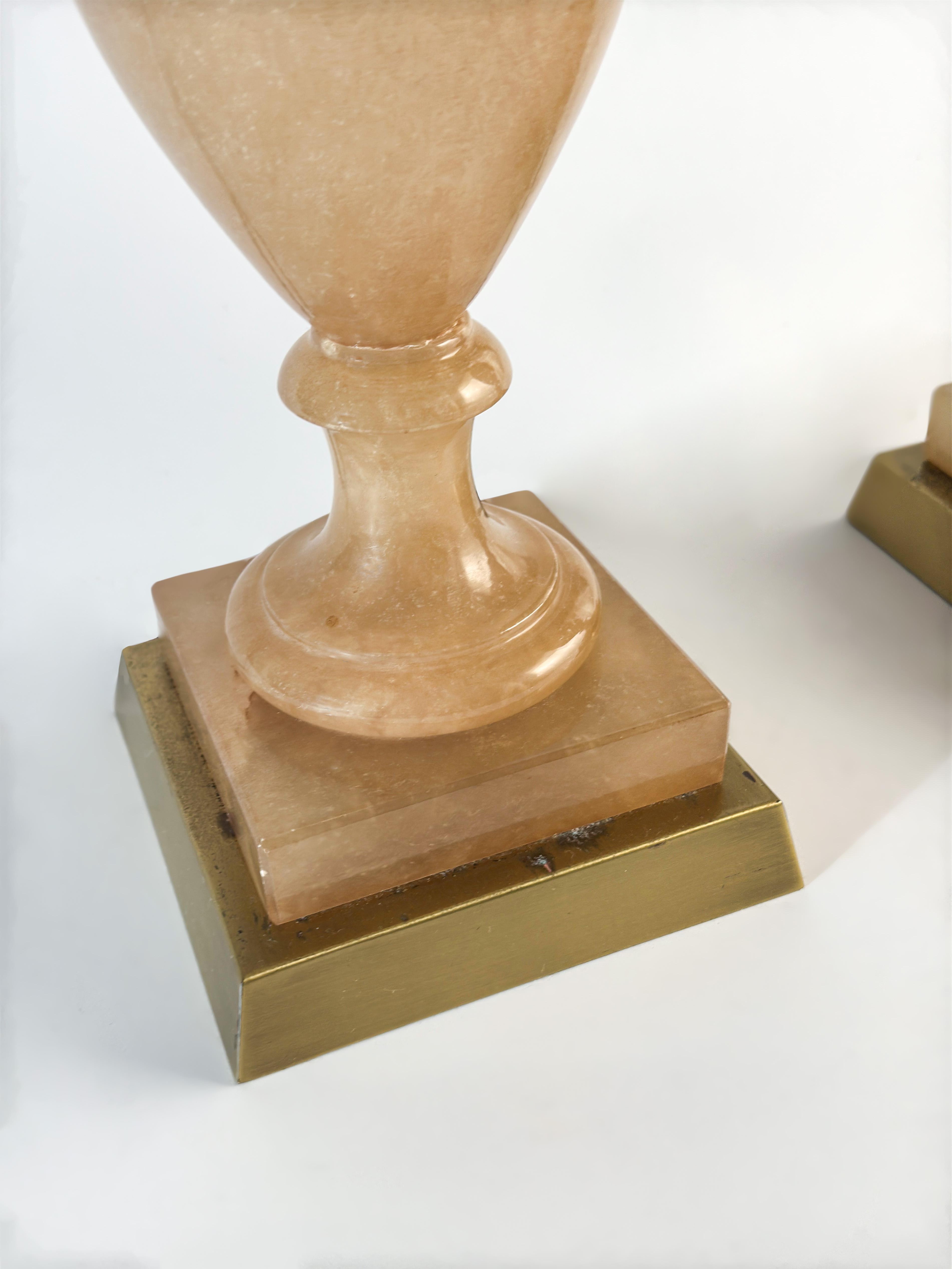 Pareja de lámparas de mesa de alabastro de Wildwood Lamp Company c.1980s, EE.UU. Latón en venta