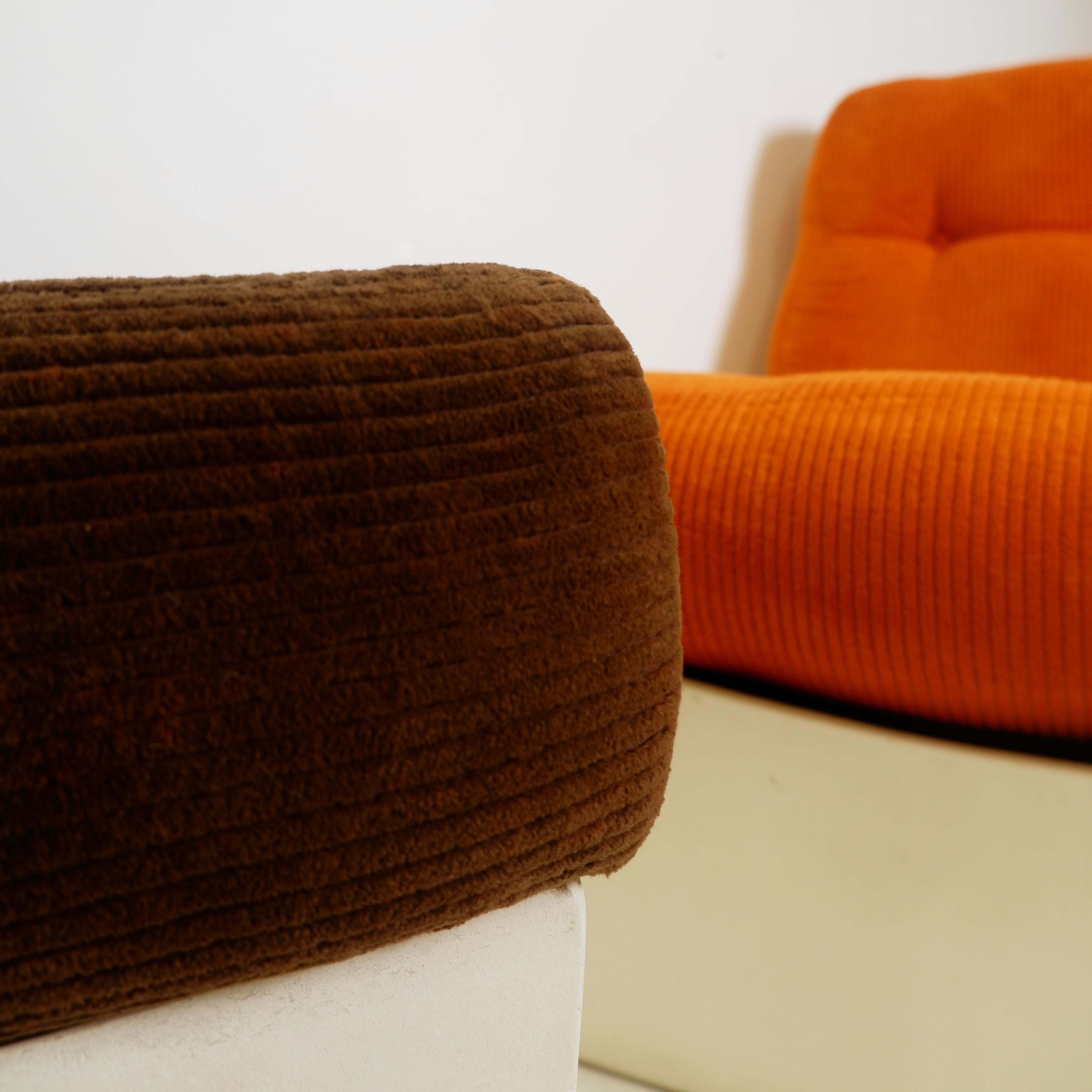 Pair of orange and brown velvet Italian lounge chairs from the 70s For Sale 5