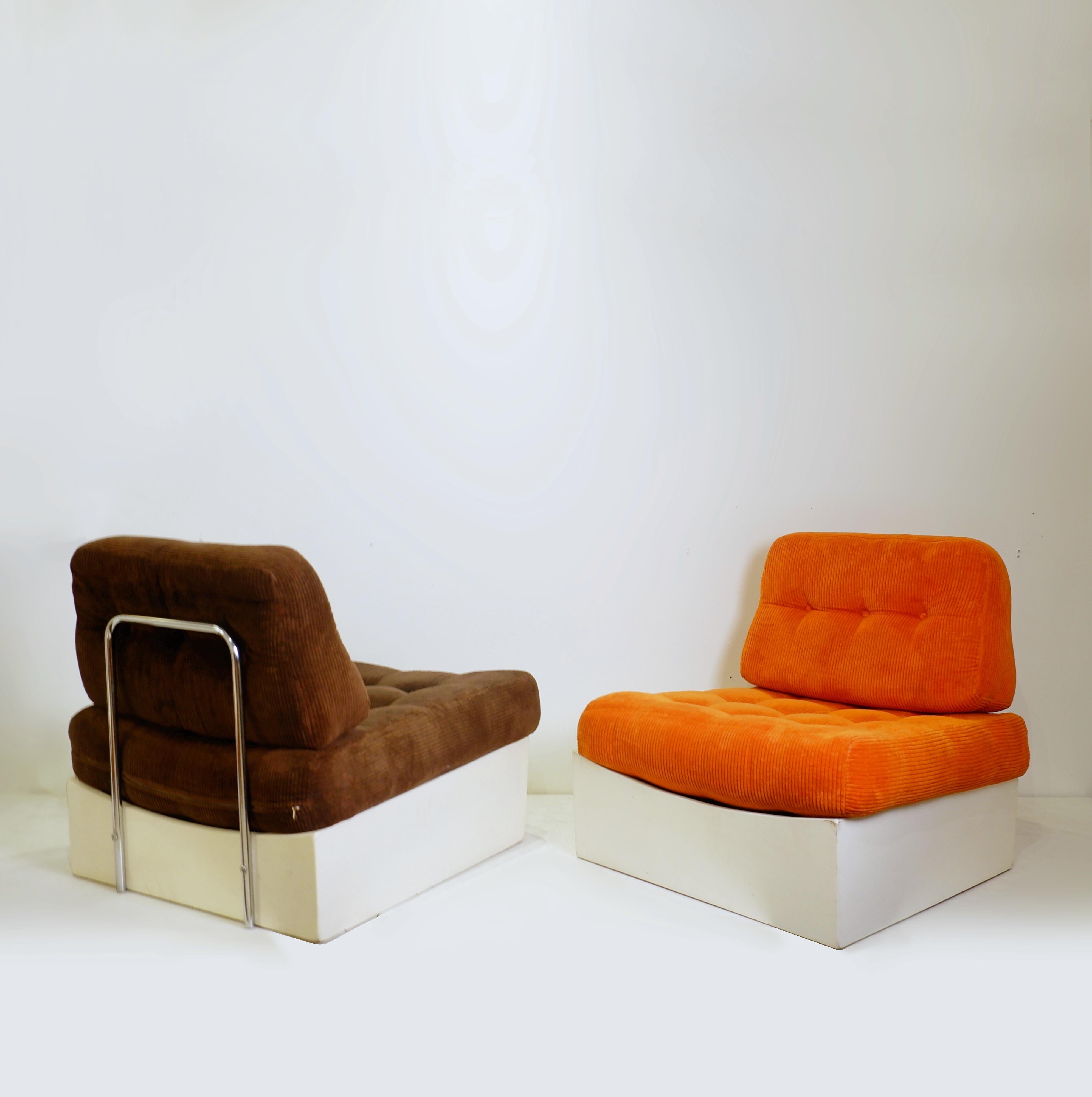 Pair of orange and brown velvet Italian lounge chairs from the 70s In Good Condition For Sale In Uccle, BE