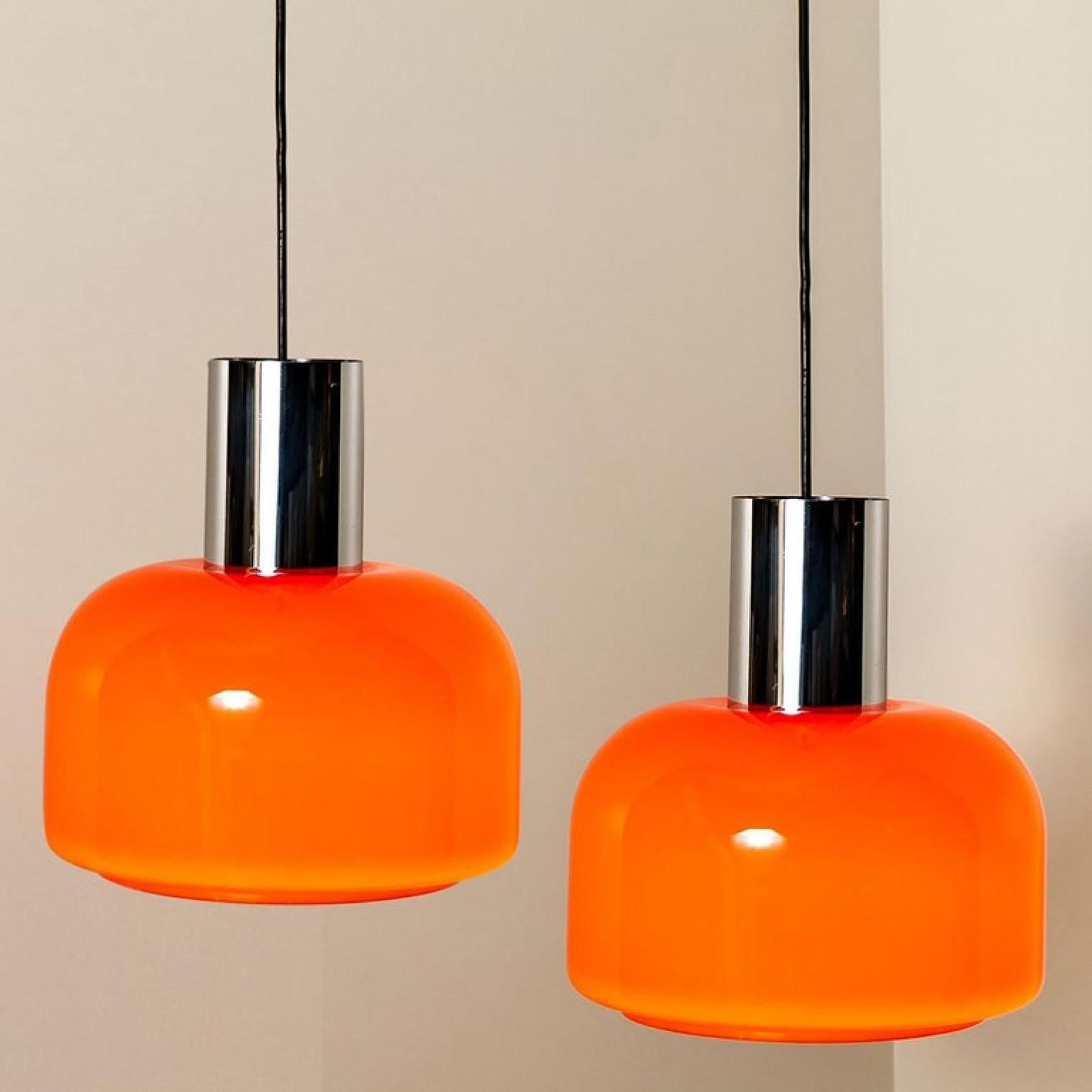Coppia di lampade a sospensione Peill & Putzler soffiato arancione, anni '70 in vendita 2