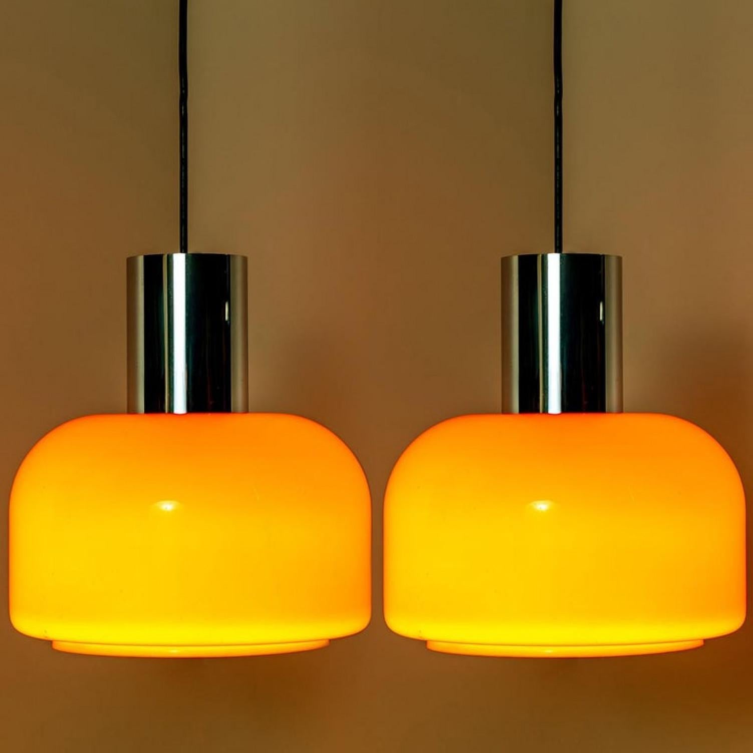 Space Age Coppia di lampade a sospensione Peill & Putzler soffiato arancione, anni '70 in vendita