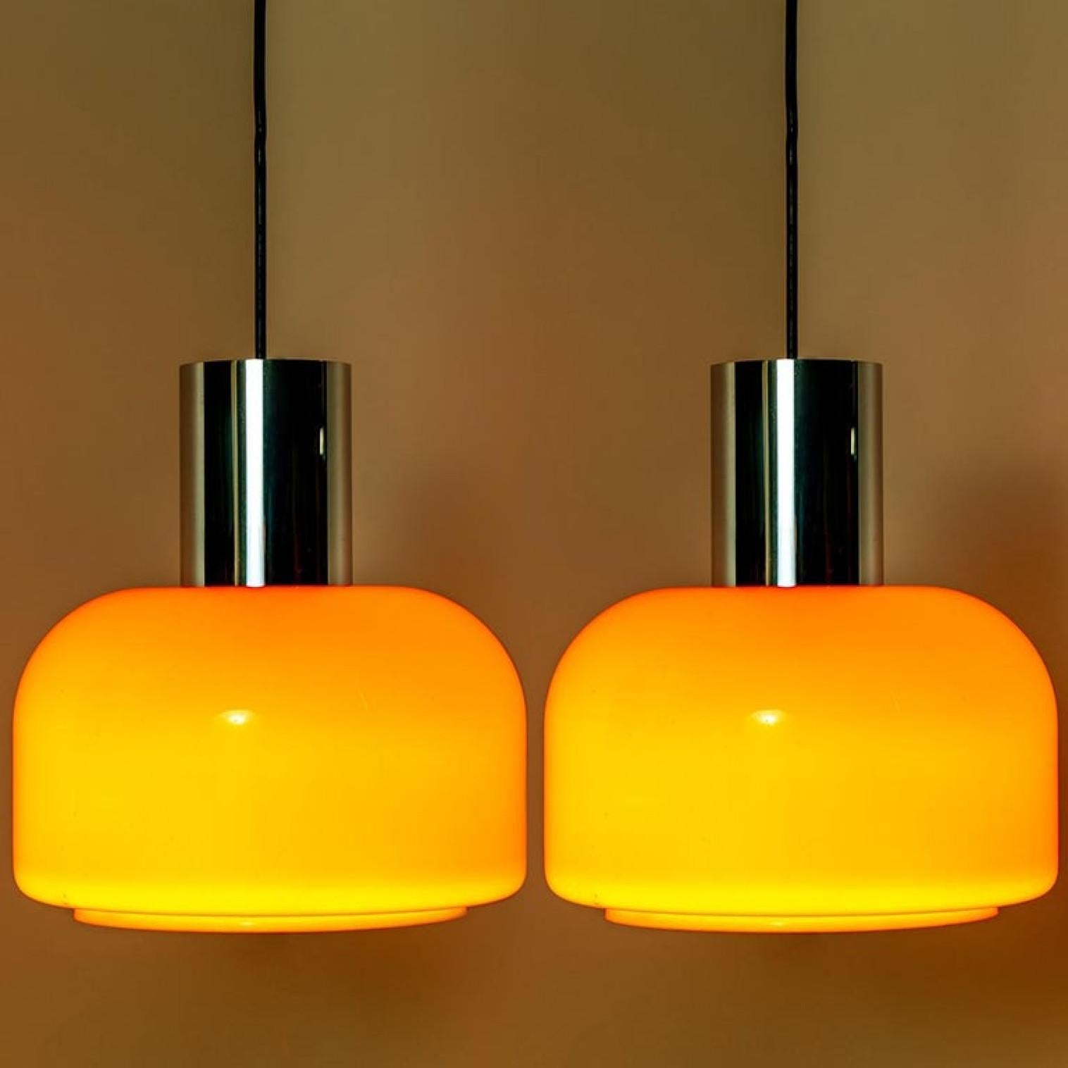 Allemand Paire de lampes à suspension Putzler soufflées orange, années 1970 en vente