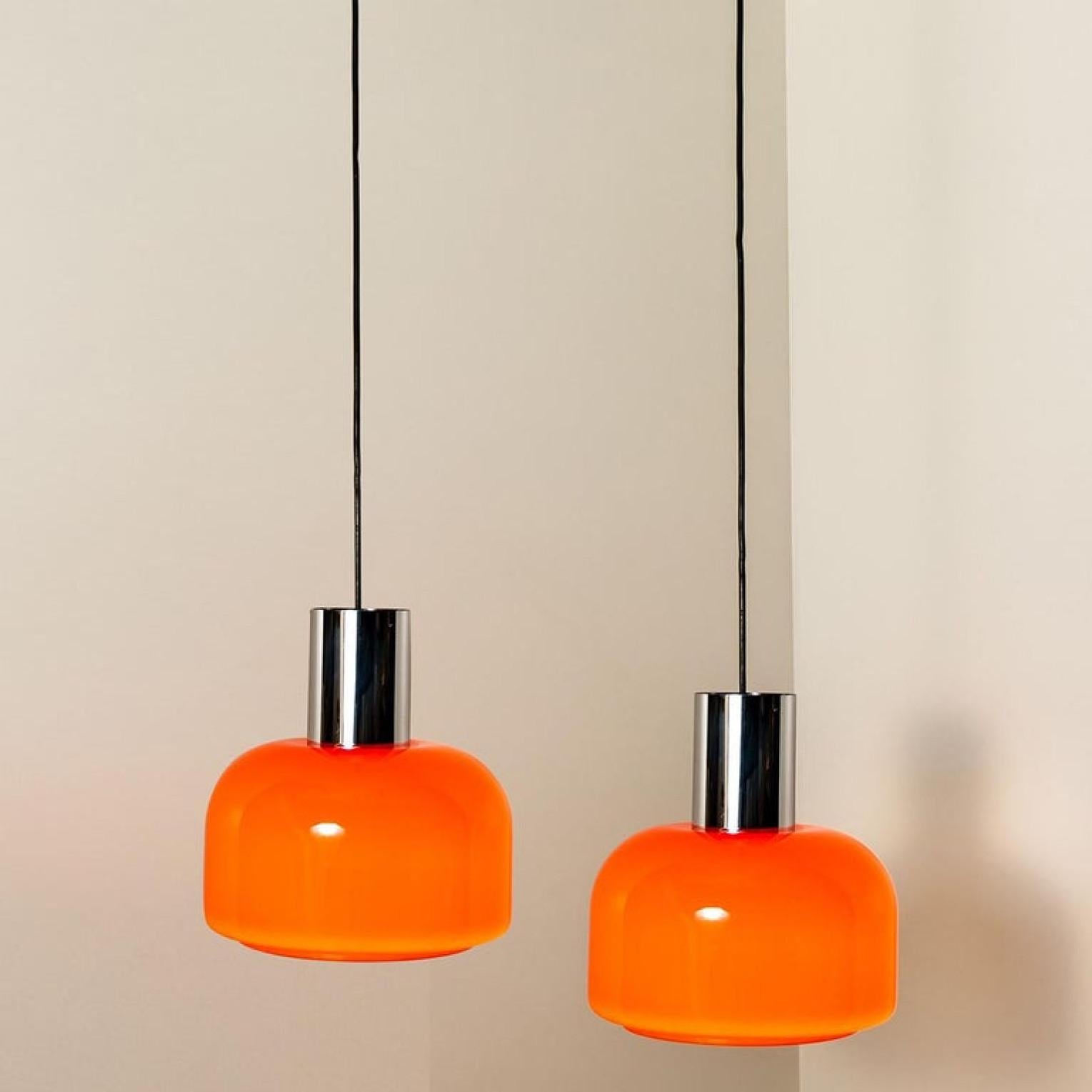 Paire de lampes à suspension Putzler soufflées orange, années 1970 Bon état - En vente à Rijssen, NL