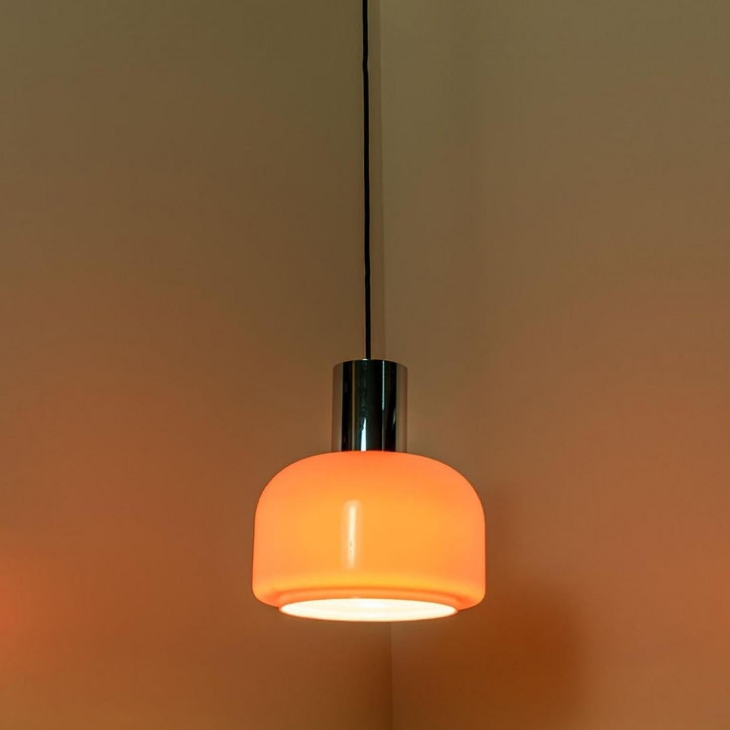 Vetro soffiato Coppia di lampade a sospensione Peill & Putzler soffiato arancione, anni '70 in vendita